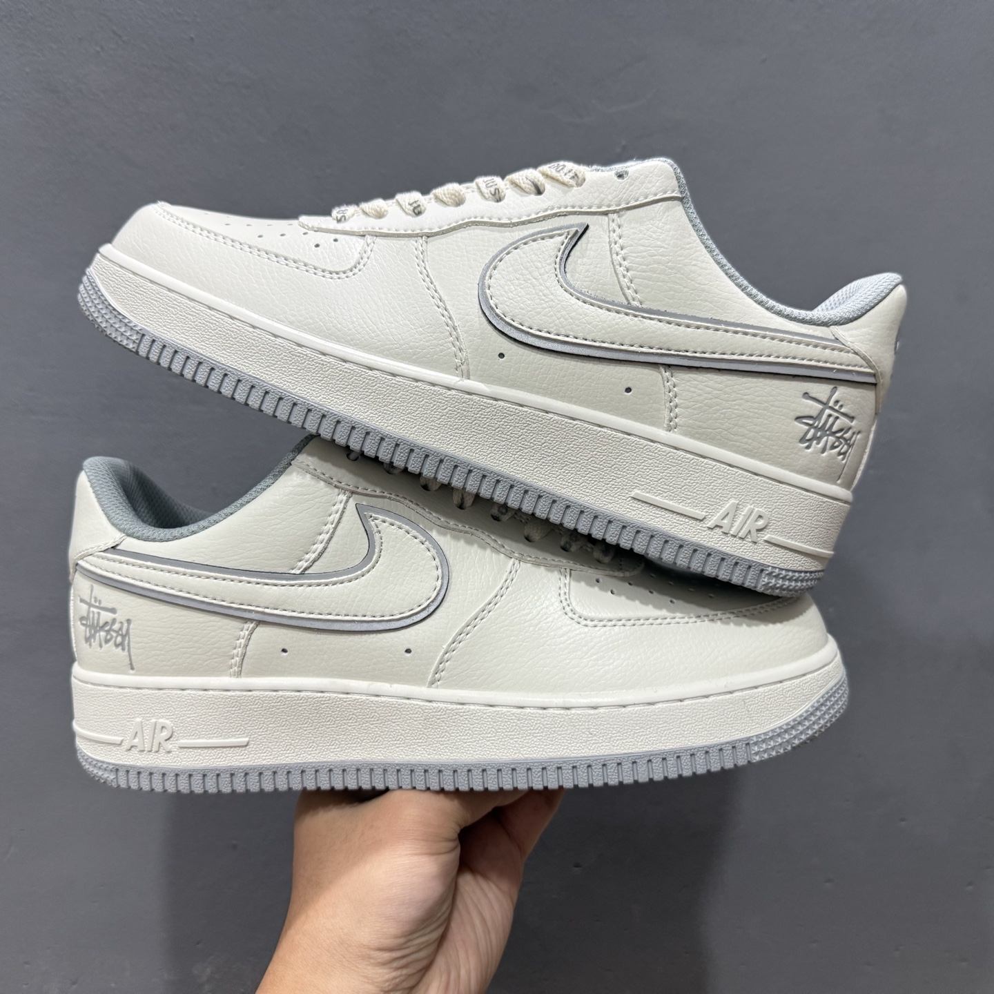 ￥200 Stussy x Nk Air Force 1'07 Low 斯图西联名 空军一号米灰反光低帮休闲板鞋 UN1815-802
