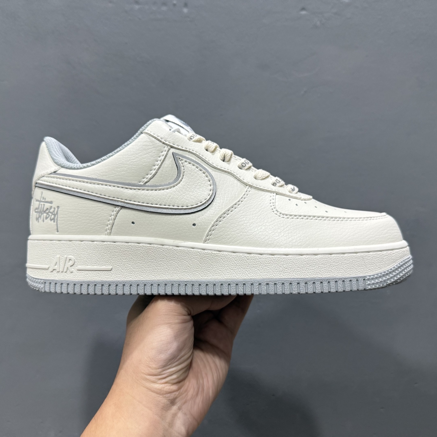 ￥200 Stussy x Nk Air Force 1'07 Low 斯图西联名 空军一号米灰反光低帮休闲板鞋 UN1815-802