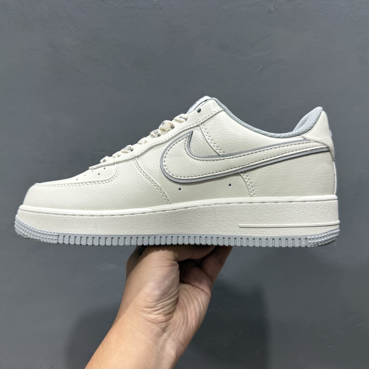￥200 Stussy x Nk Air Force 1'07 Low 斯图西联名 空军一号米灰反光低帮休闲板鞋 UN1815-802