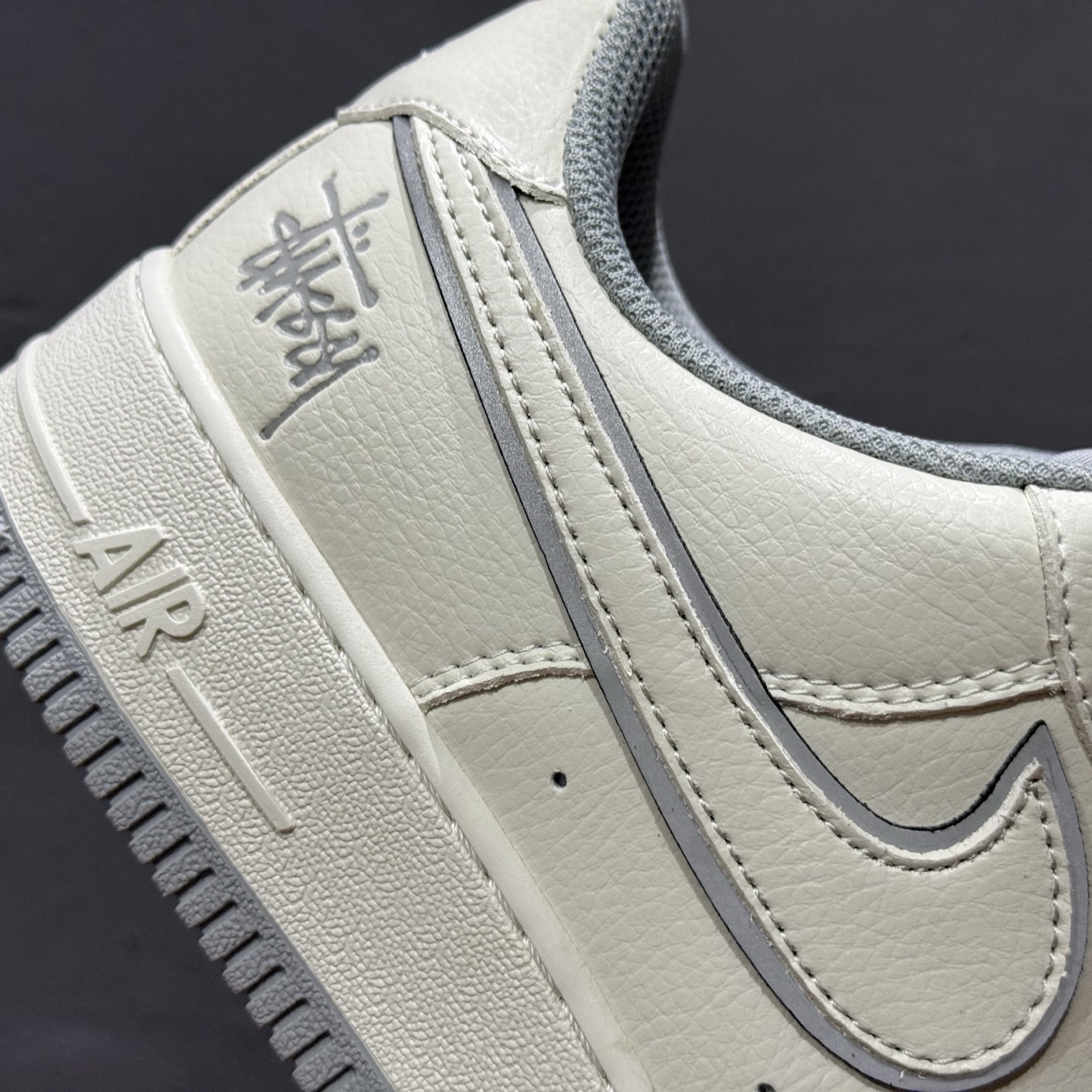 ￥200 Stussy x Nk Air Force 1'07 Low 斯图西联名 空军一号米灰反光低帮休闲板鞋 UN1815-802