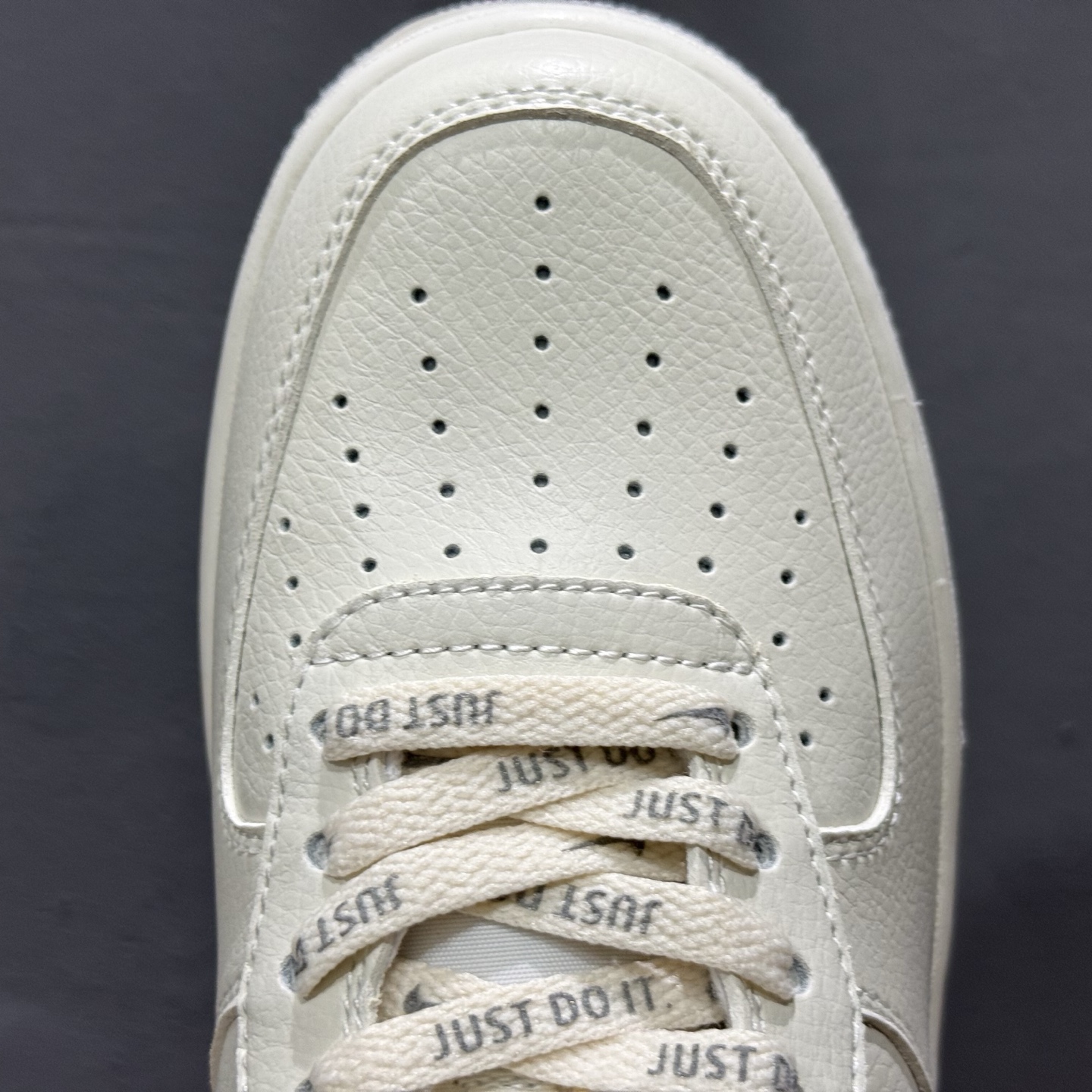 ￥200 Stussy x Nk Air Force 1'07 Low 斯图西联名 空军一号米灰反光低帮休闲板鞋 UN1815-802