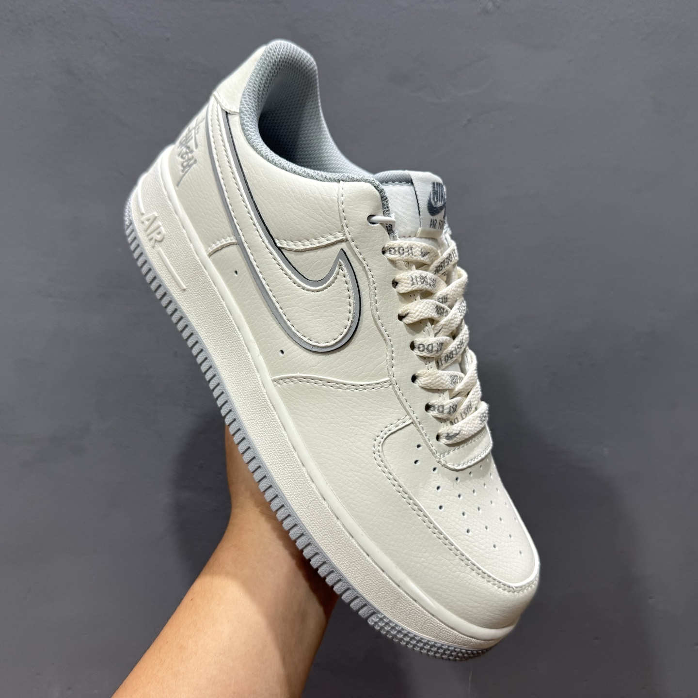 ￥200 Stussy x Nk Air Force 1'07 Low 斯图西联名 空军一号米灰反光低帮休闲板鞋 UN1815-802