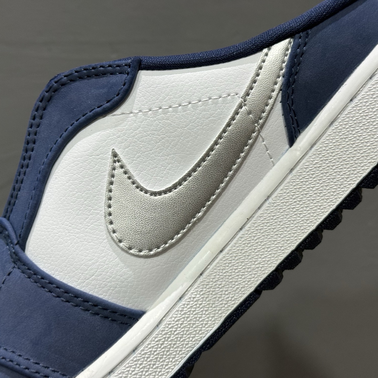 200 Air Jordan 1 Mule 黑红 官方同步 AJ系列穆勒一脚蹬半拖 FJ1214-102