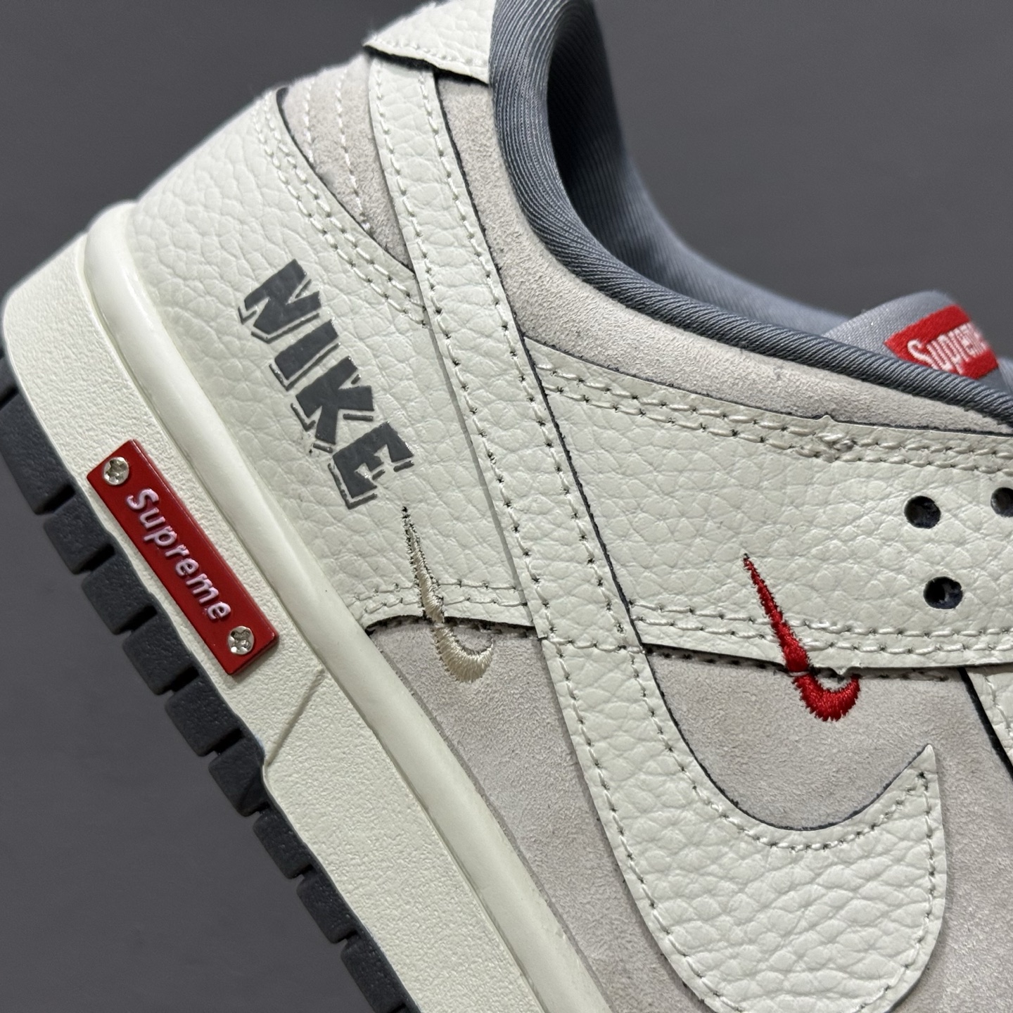 280 SC版 Nike SB Dunk Low 联名三勾 奶白深灰底配色 低帮休闲运动滑板板鞋 SC9207-412