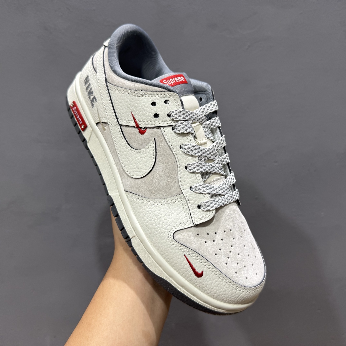 280 SC版 Nike SB Dunk Low 联名三勾 奶白深灰底配色 低帮休闲运动滑板板鞋 SC9207-412