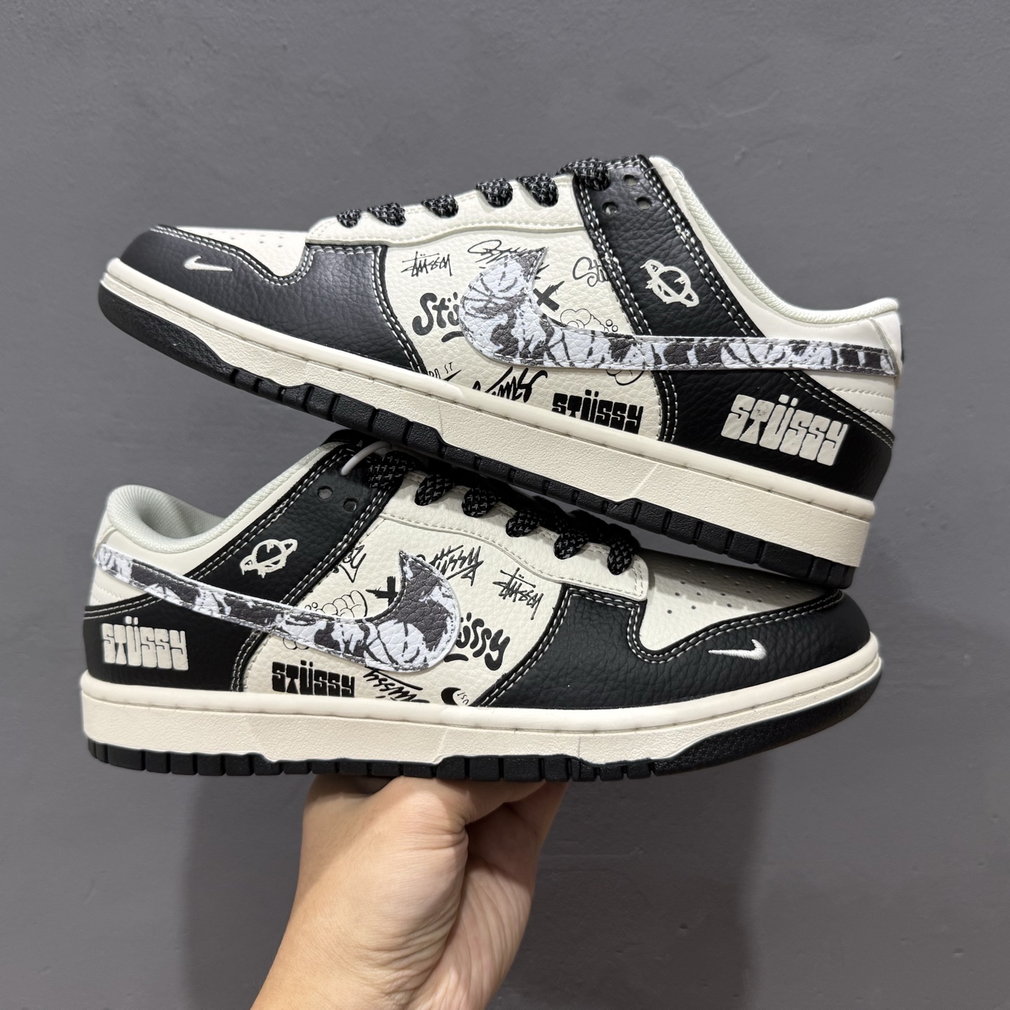 280 Nike SB Dunk Low 斯图西联名 黑白涂鸦 周年高端定制 低帮休闲板鞋 XS6089-590