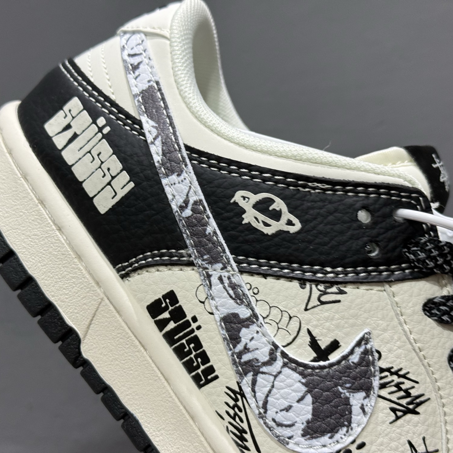 280 Nike SB Dunk Low 斯图西联名 黑白涂鸦 周年高端定制 低帮休闲板鞋 XS6089-590