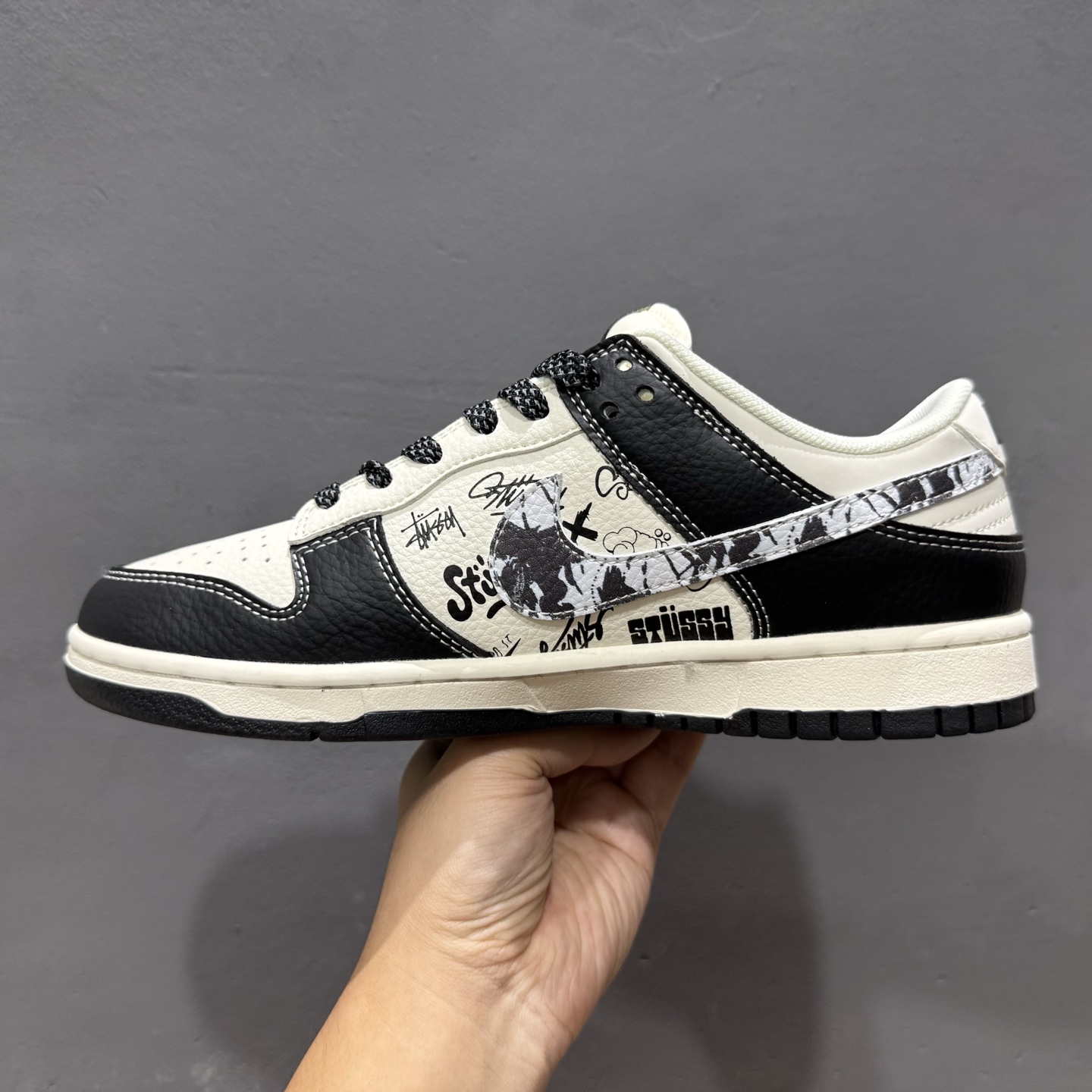 280 Nike SB Dunk Low 斯图西联名 黑白涂鸦 周年高端定制 低帮休闲板鞋 XS6089-590