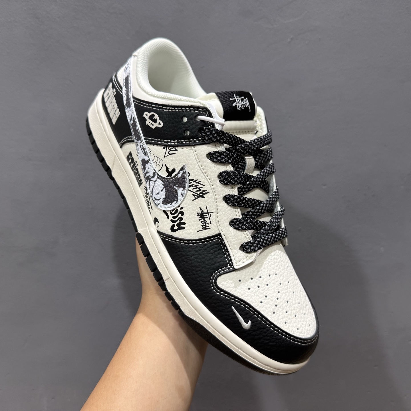 280 Nike SB Dunk Low 斯图西联名 黑白涂鸦 周年高端定制 低帮休闲板鞋 XS6089-590