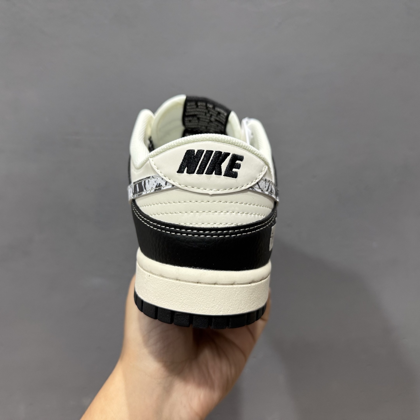 280 Nike SB Dunk Low 斯图西联名 黑白涂鸦 周年高端定制 低帮休闲板鞋 XS6089-590