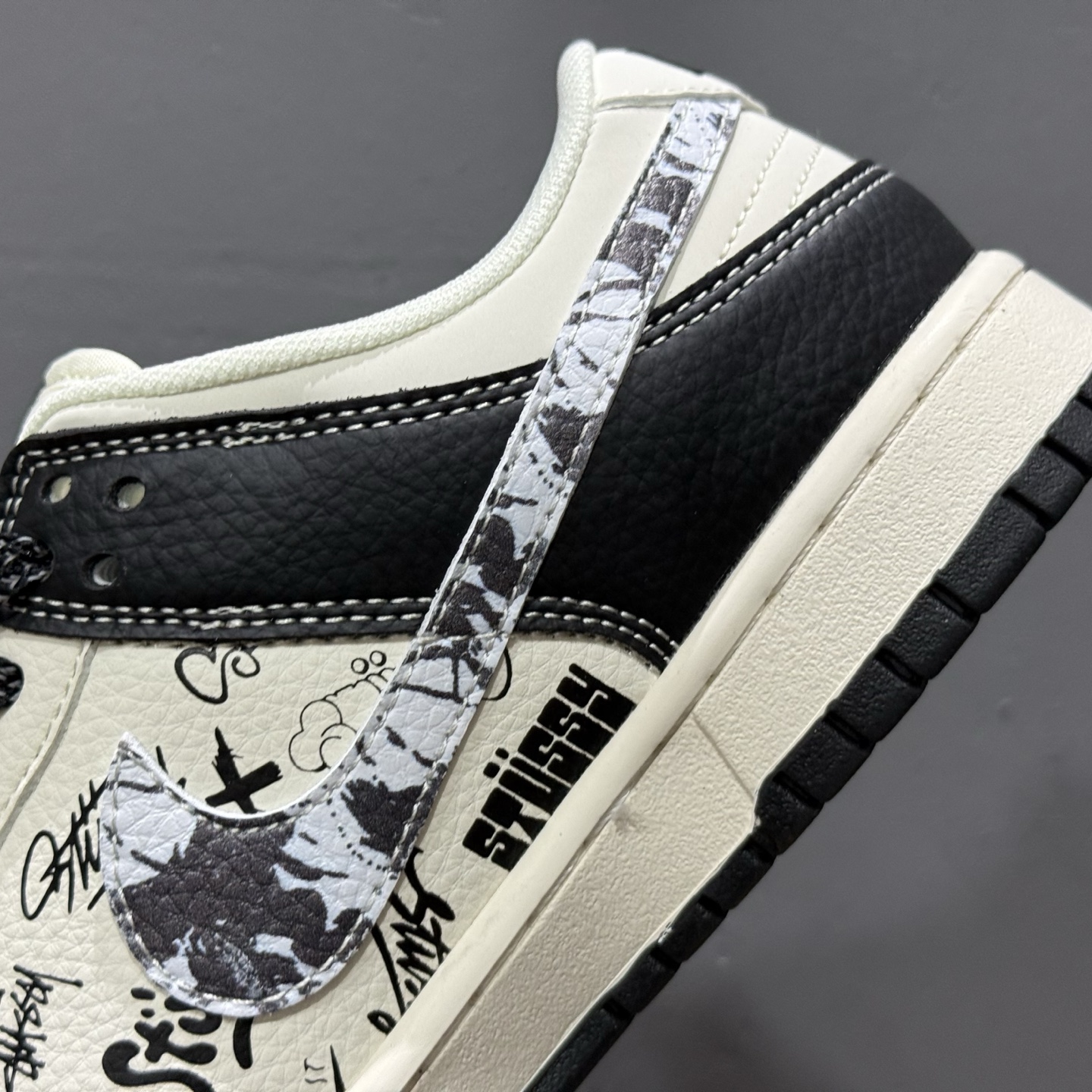280 Nike SB Dunk Low 斯图西联名 黑白涂鸦 周年高端定制 低帮休闲板鞋 XS6089-590
