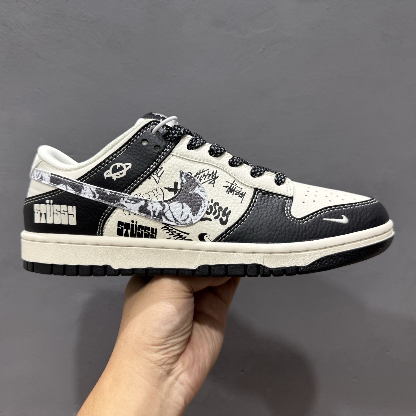 280 Nike SB Dunk Low 斯图西联名 黑白涂鸦 周年高端定制 低帮休闲板鞋 XS6089-590