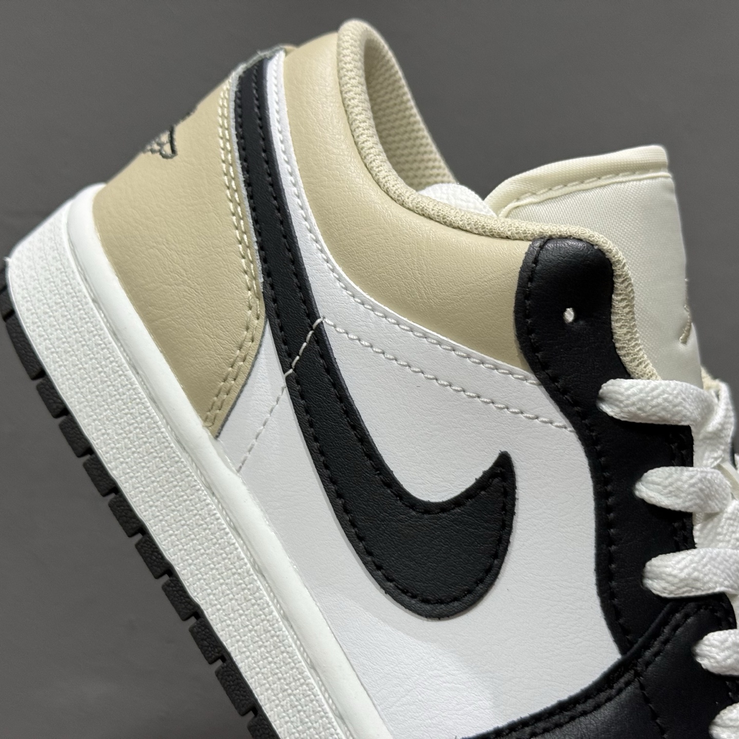 Jordan Air Jordan 1 白黑色 553558-153