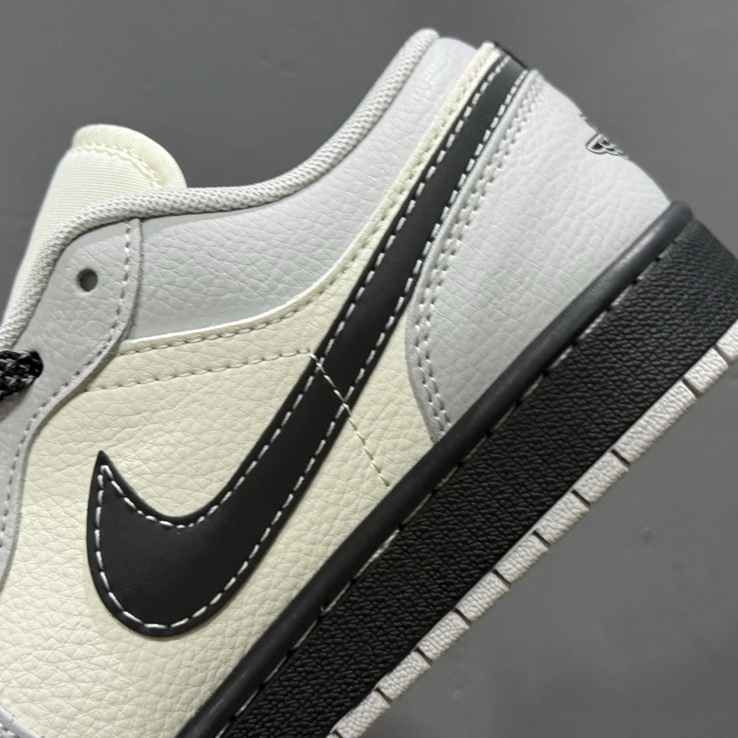 280 Stussy x Air Jordan 1 黑白灰 XX3168-177