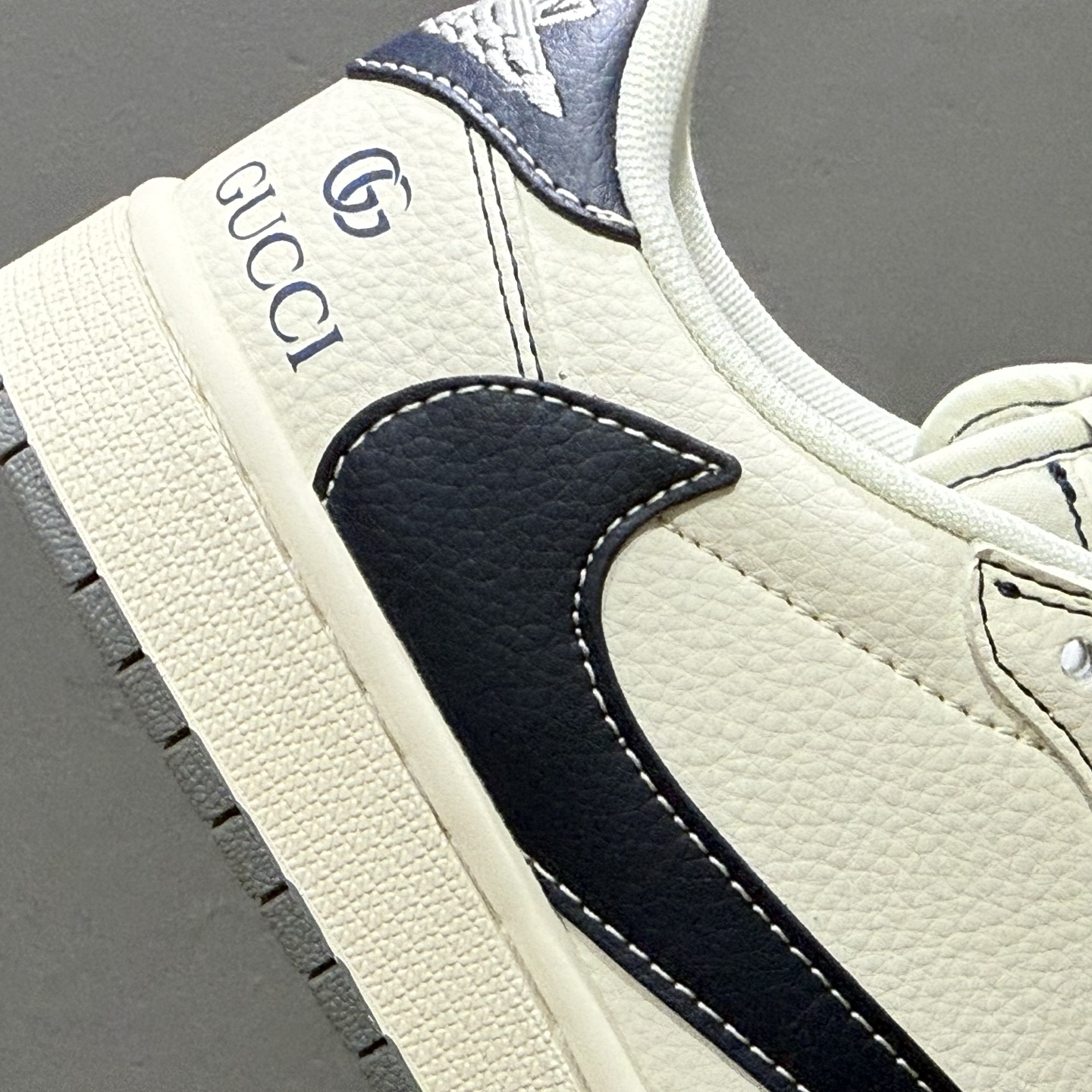 时尚元素x Jordan Air Jordan Low 倒勾 “白灰黑勾古驰联名 XF8698-076