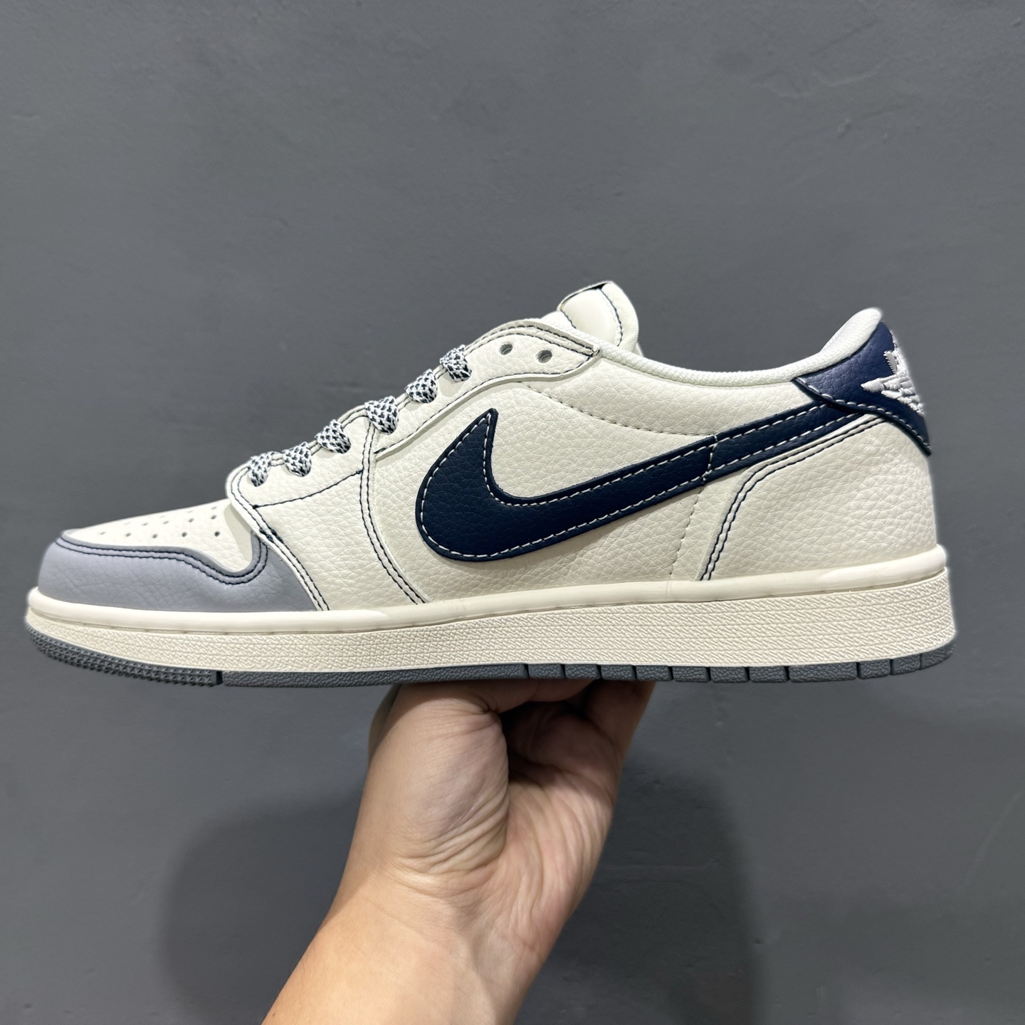 时尚元素x Jordan Air Jordan Low 倒勾 “白灰黑勾古驰联名 XF8698-076