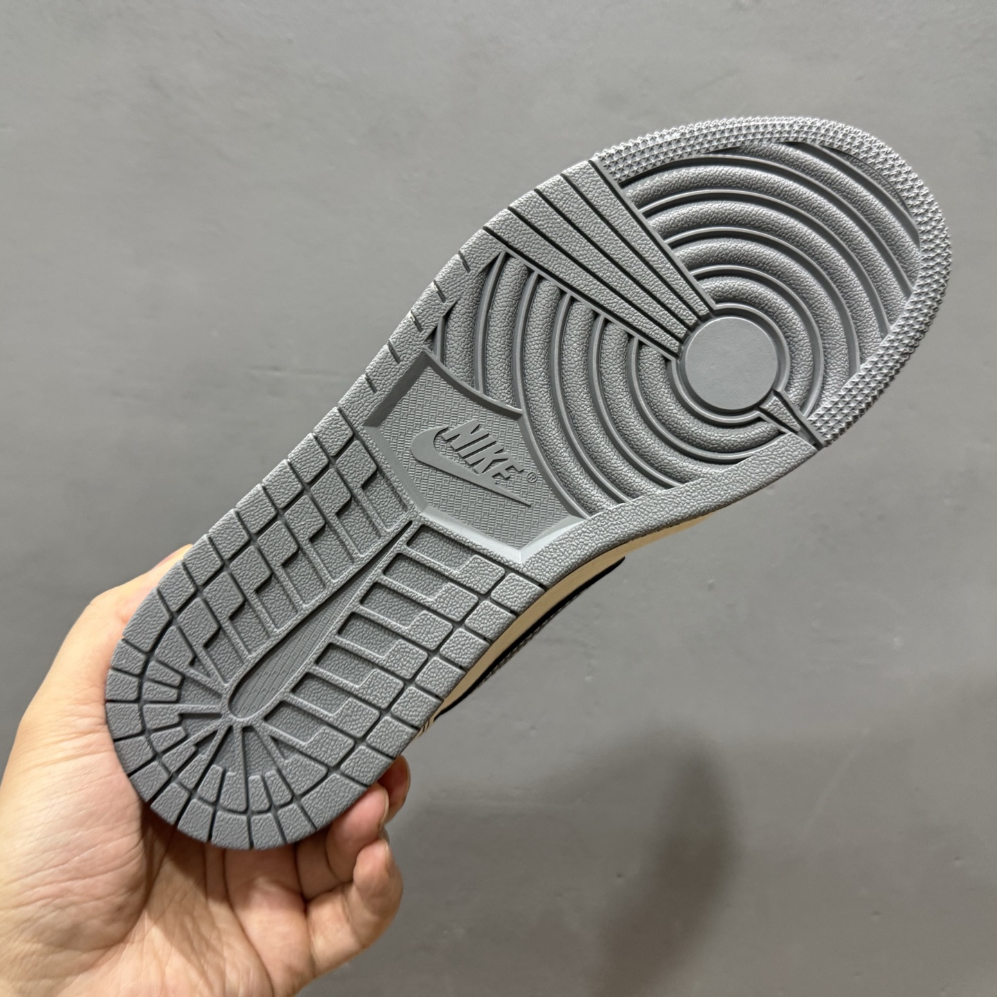 时尚元素x Jordan Air Jordan Low 倒勾 “白灰黑勾古驰联名 XF8698-076