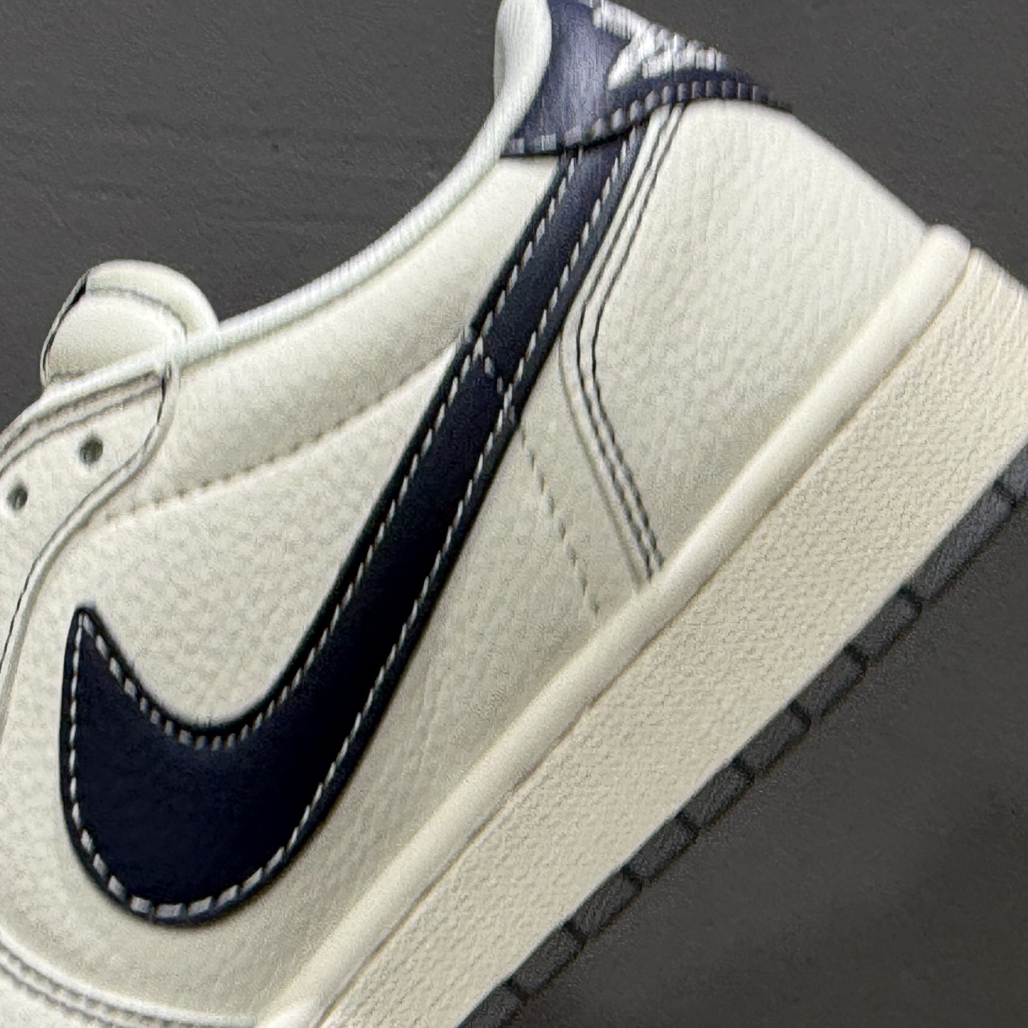 时尚元素x Jordan Air Jordan Low 倒勾 “白灰黑勾古驰联名 XF8698-076