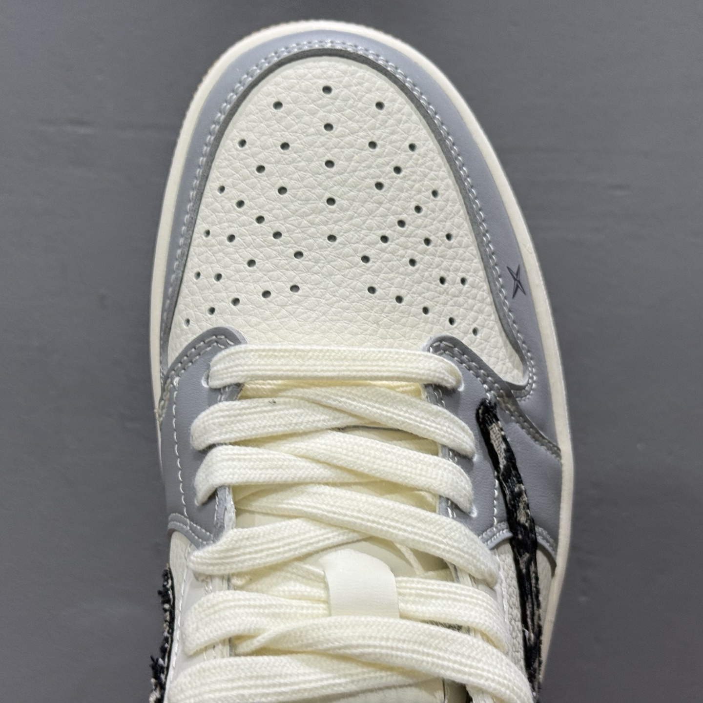 260 时尚元素x Jordan Air Jordan Low 倒勾 “白灰黑勾古驰联名 XF8698-077