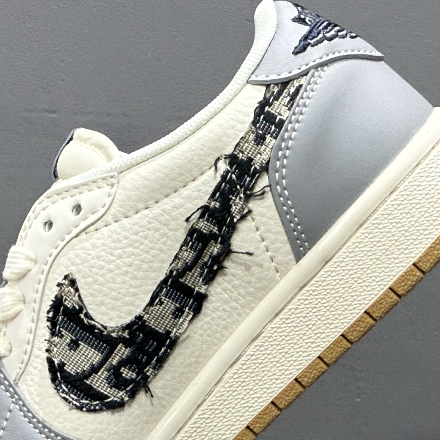 260 时尚元素x Jordan Air Jordan Low 倒勾 “白灰黑勾古驰联名 XF8698-077