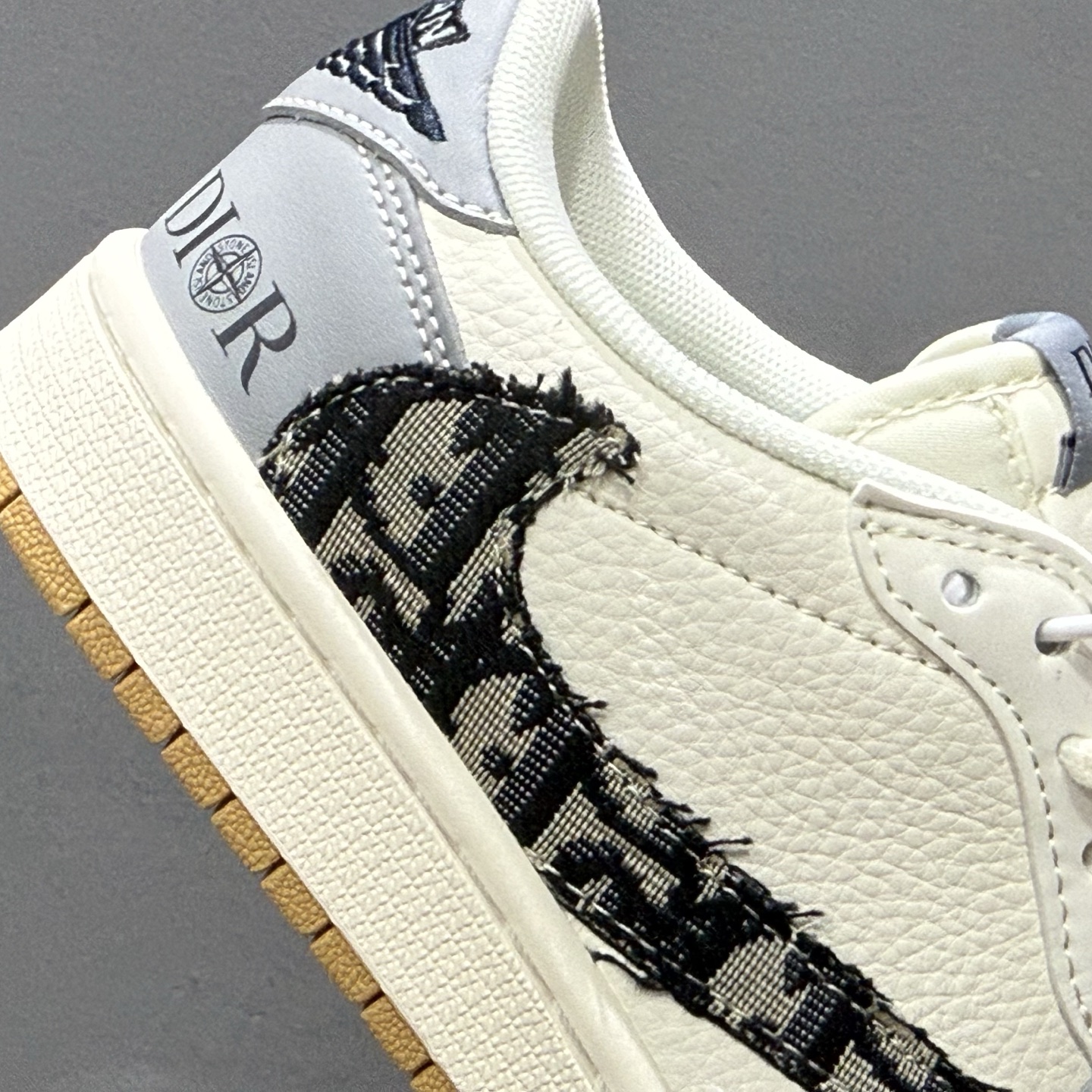 260 时尚元素x Jordan Air Jordan Low 倒勾 “白灰黑勾古驰联名 XF8698-077