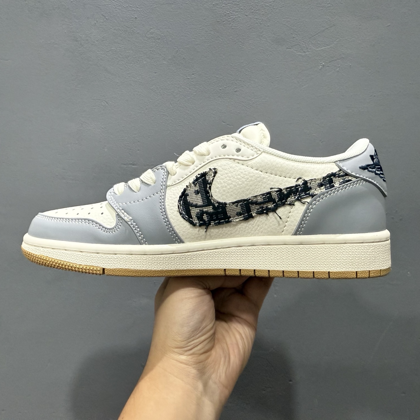 260 时尚元素x Jordan Air Jordan Low 倒勾 “白灰黑勾古驰联名 XF8698-077