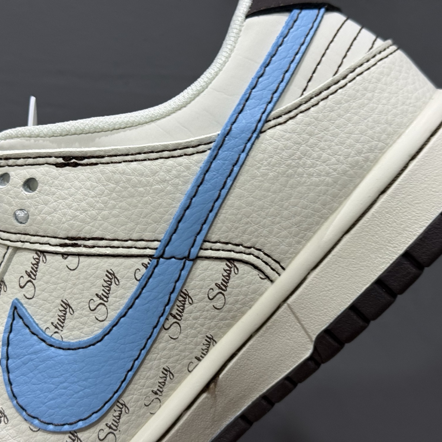 260 海外爆款限量发售！ Nike SB Dunk Low“斯图西联名——黑白蓝勾配色” 高端定制 低帮休闲板鞋 XF8698-081