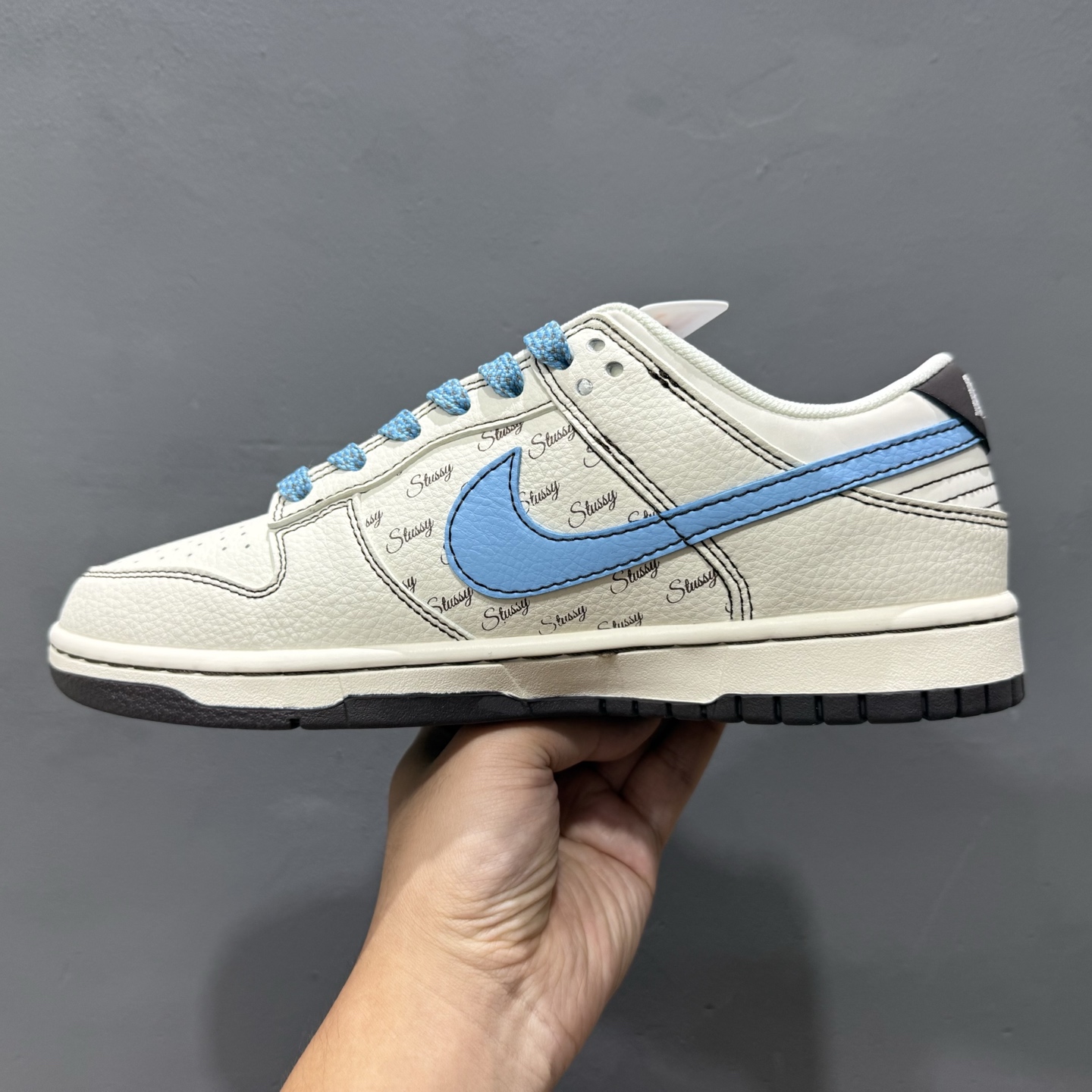 260 海外爆款限量发售！ Nike SB Dunk Low“斯图西联名——黑白蓝勾配色” 高端定制 低帮休闲板鞋 XF8698-081