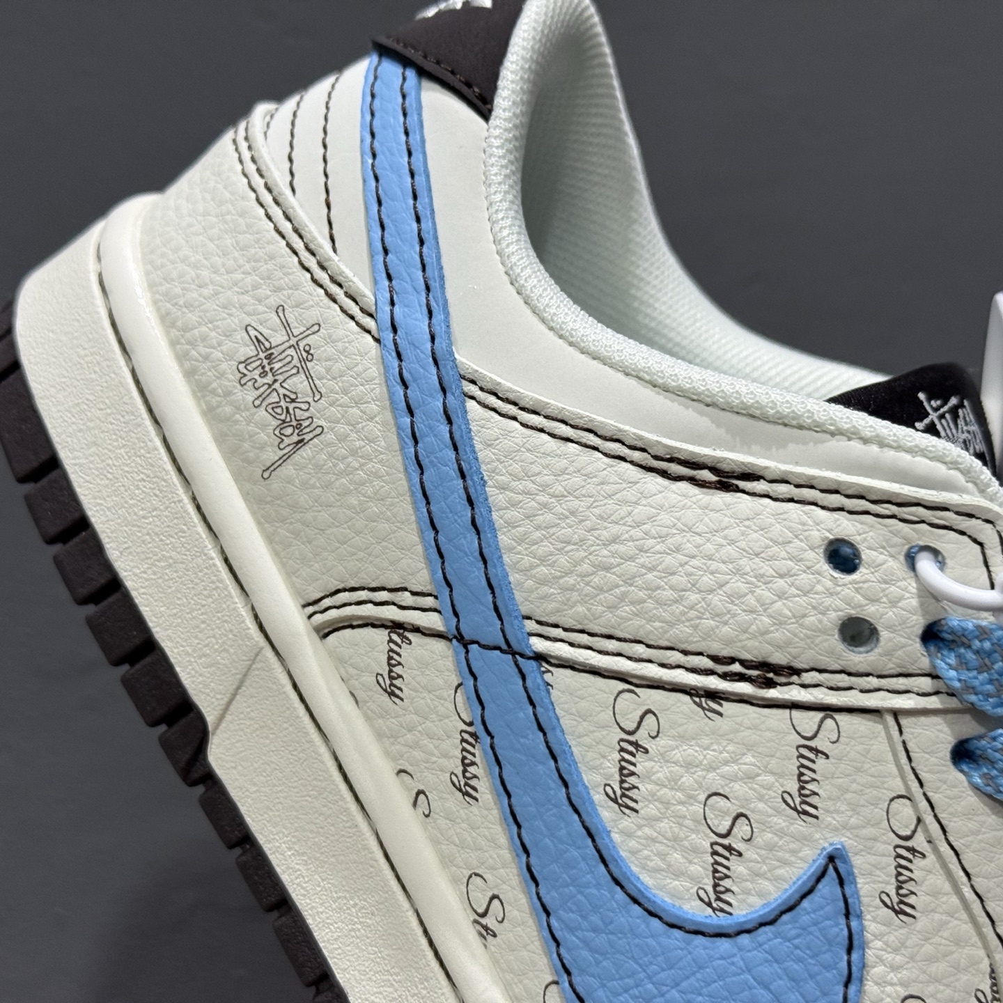 260 海外爆款限量发售！ Nike SB Dunk Low“斯图西联名——黑白蓝勾配色” 高端定制 低帮休闲板鞋 XF8698-081