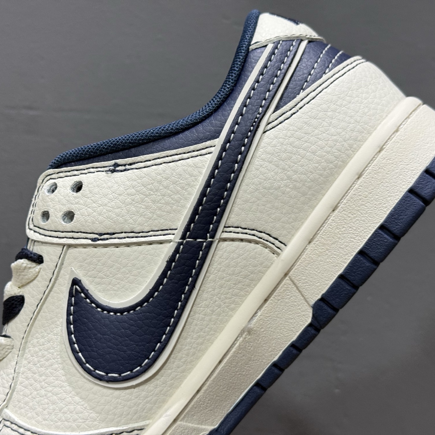 260 海外爆款限量发售！ Nike SB Dunk Low“斯图西联名——黑白蓝勾配色” 高端定制 低帮休闲板鞋 XF8698-079