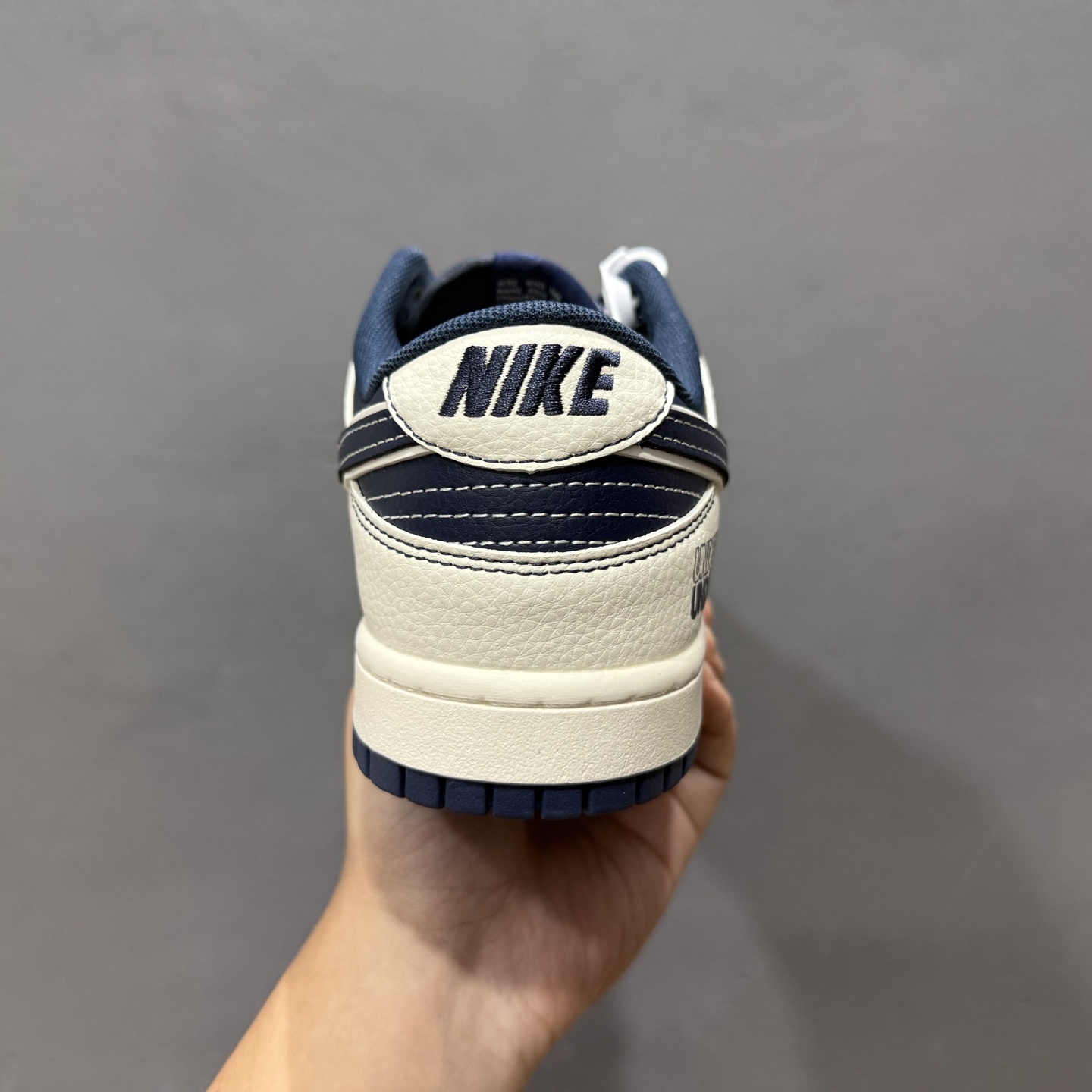260 海外爆款限量发售！ Nike SB Dunk Low“斯图西联名——黑白蓝勾配色” 高端定制 低帮休闲板鞋 XF8698-079