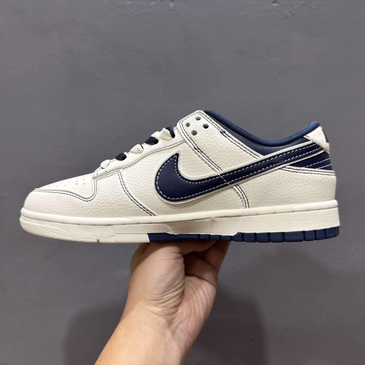 260 海外爆款限量发售！ Nike SB Dunk Low“斯图西联名——黑白蓝勾配色” 高端定制 低帮休闲板鞋 XF8698-079