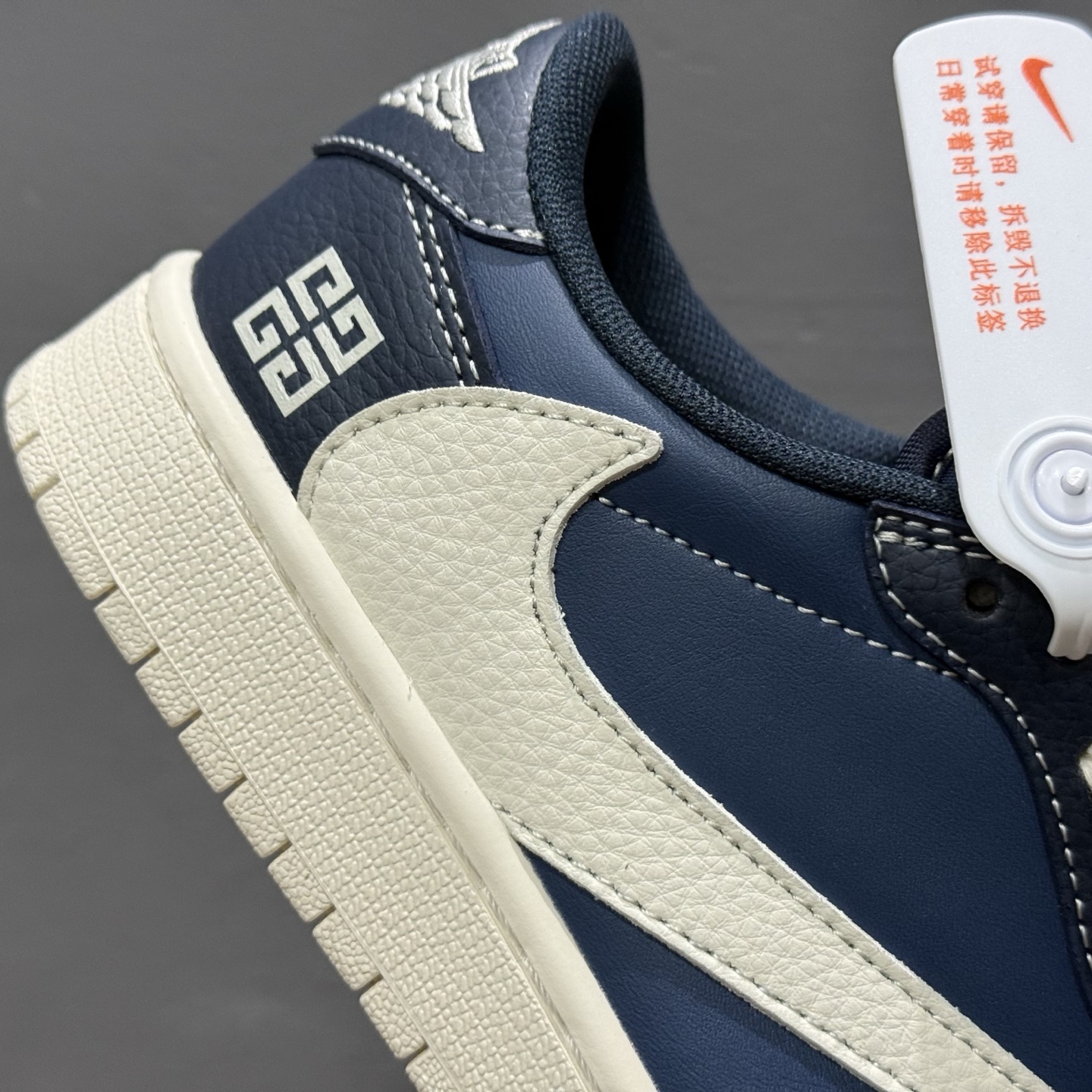 200 Travis Scott x Nike Air Jordan 1 Low x GIVENCHY 三方联名 Air Jordan 1 Low 反转深蓝米白倒钩 QY0568-962