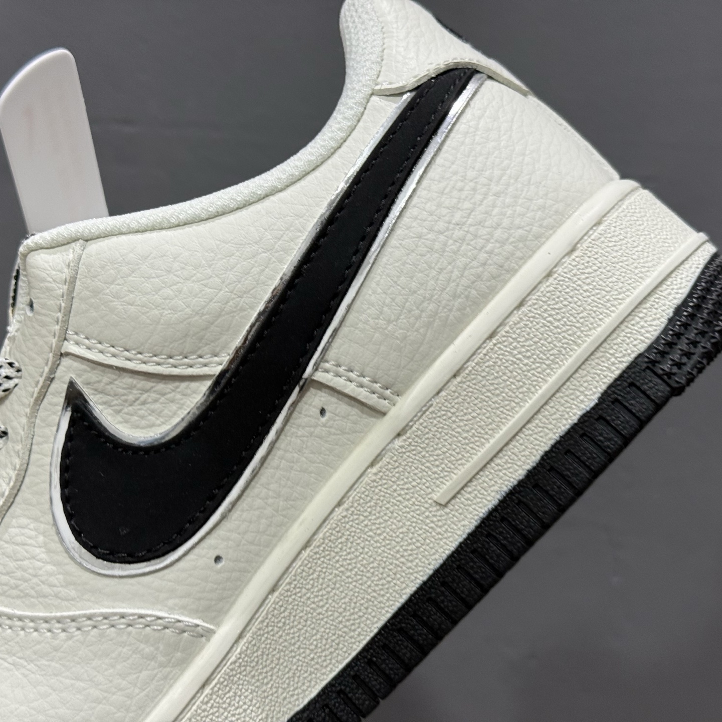 ￥260 Nike Air Force 1'07 Low UN联名 双小勾红标 空军一号低帮休闲板鞋 CS5288-007