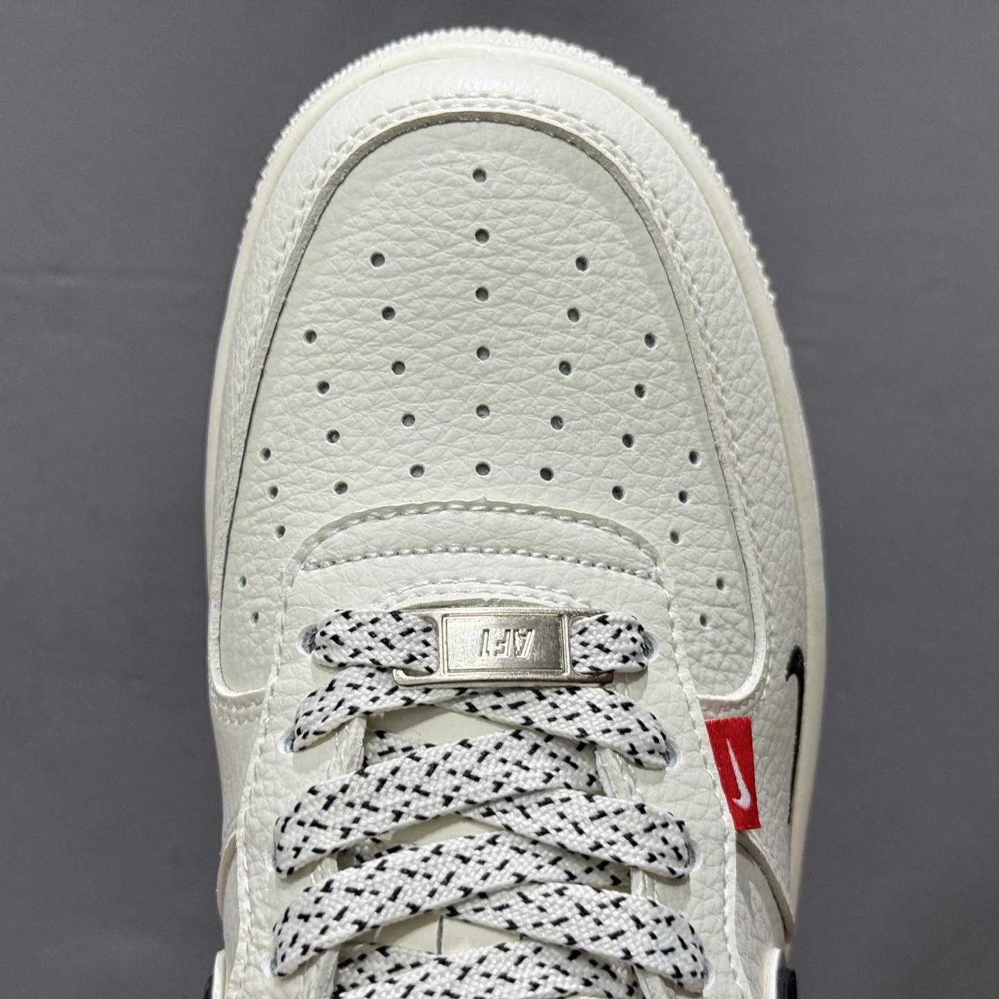 ￥260 Nike Air Force 1'07 Low UN联名 双小勾红标 空军一号低帮休闲板鞋 CS5288-007