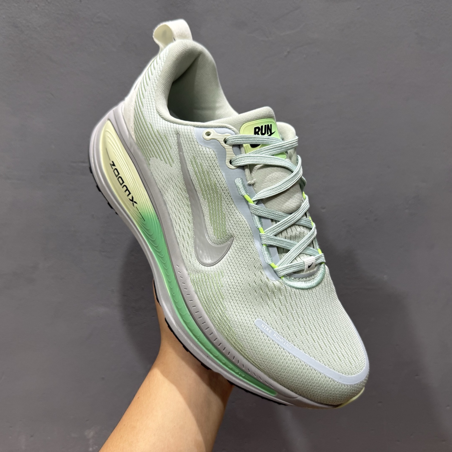 ￥190 Nk Air Zoom Vomero 18 登月18 2025新款缓震休闲跑鞋 HM6803-002