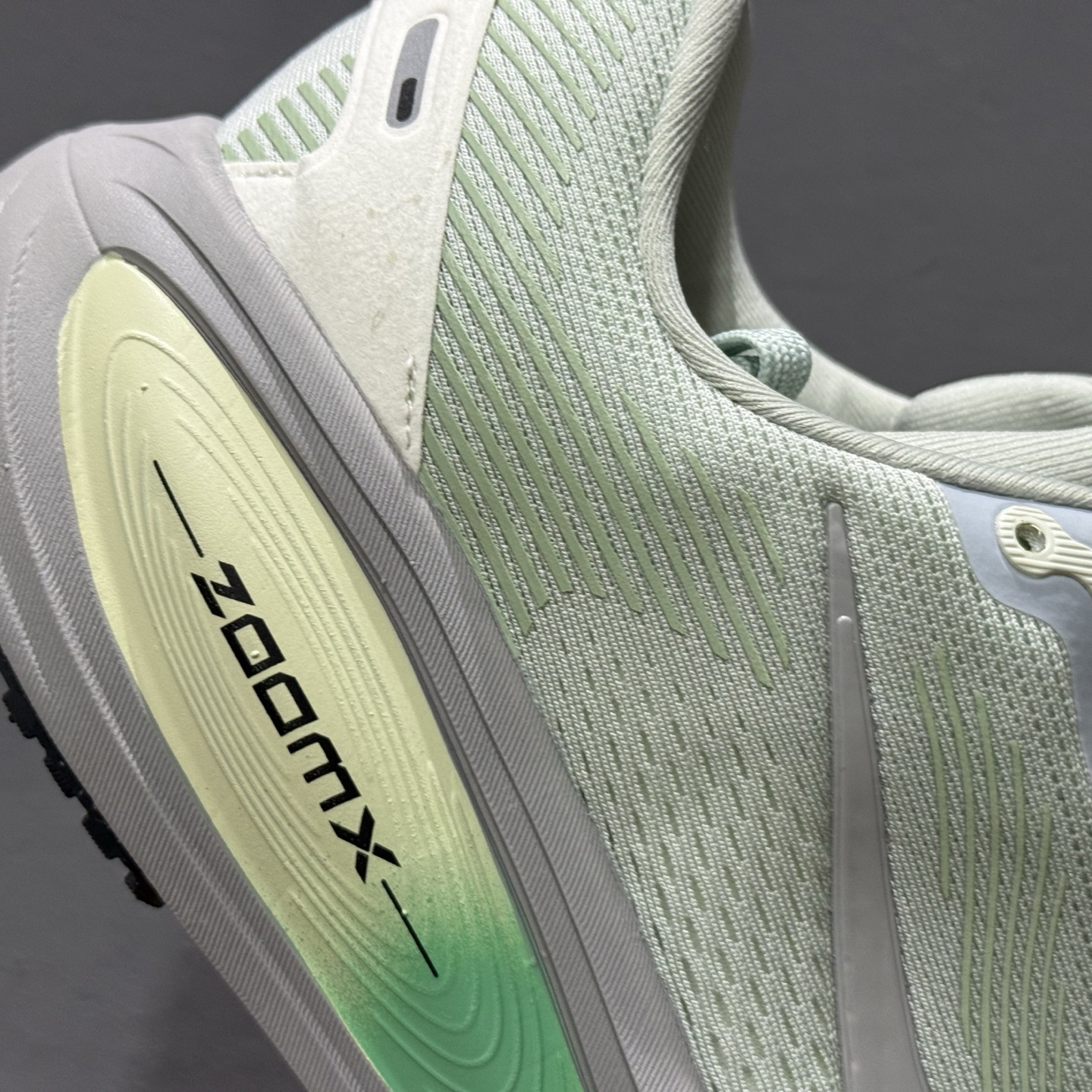 ￥190 Nk Air Zoom Vomero 18 登月18 2025新款缓震休闲跑鞋 HM6803-002