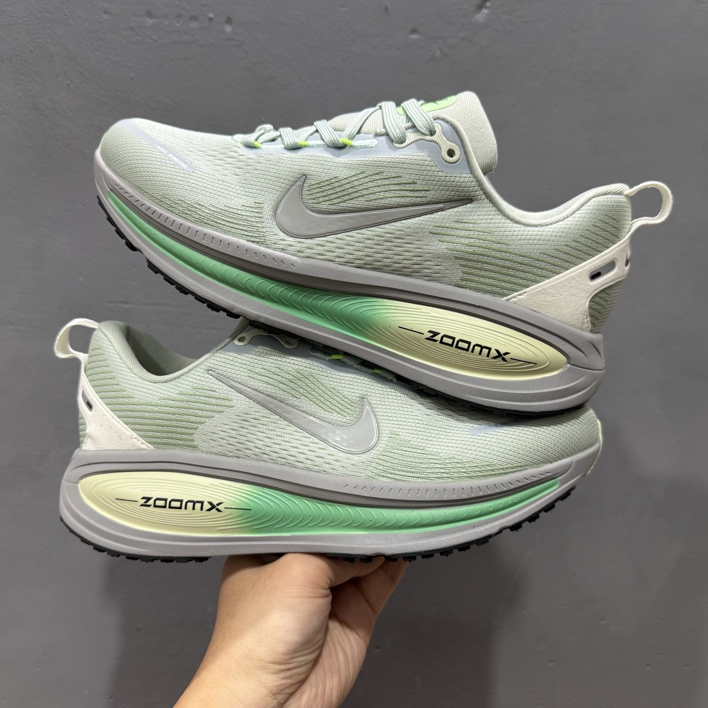 ￥190 Nk Air Zoom Vomero 18 登月18 2025新款缓震休闲跑鞋 HM6803-002