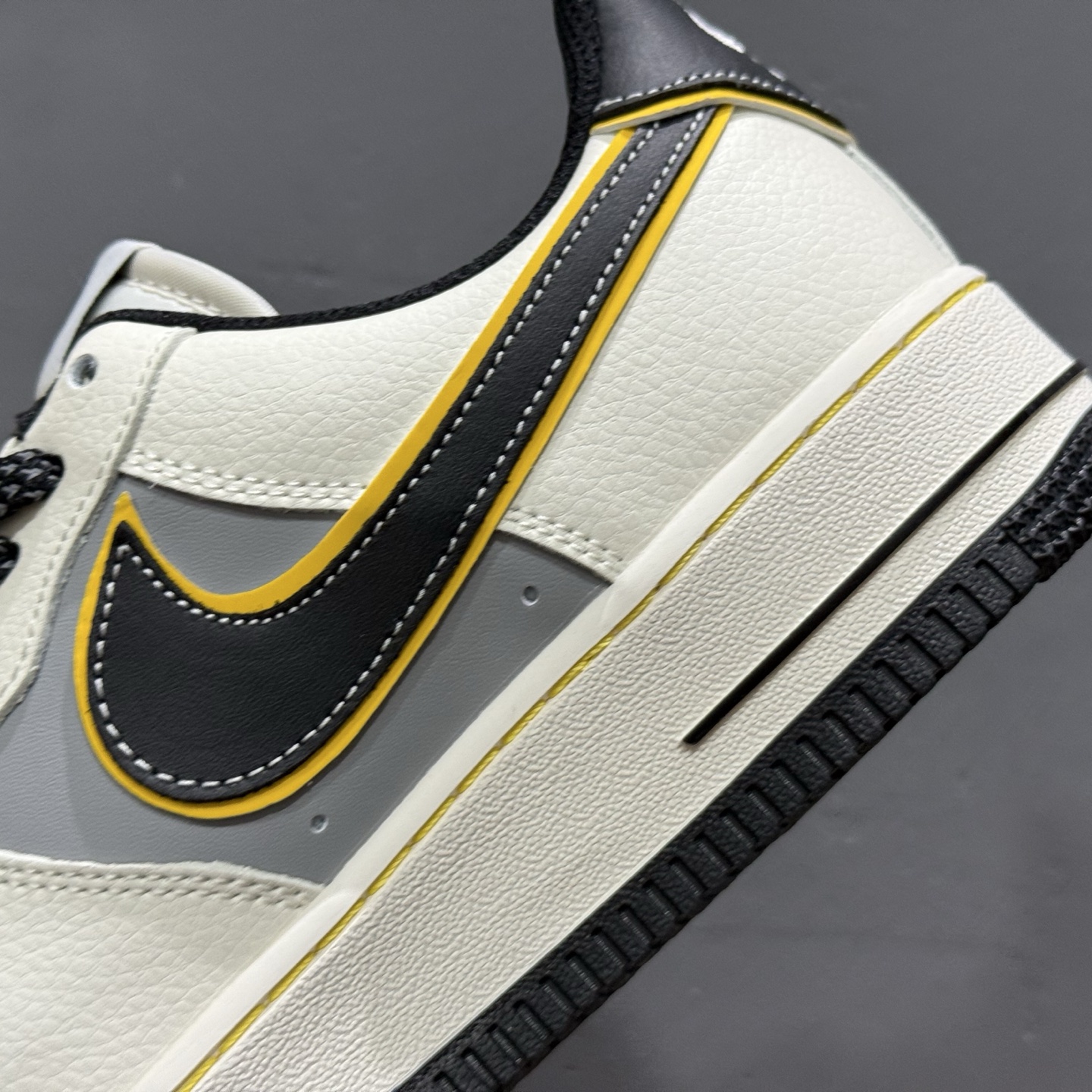 180 Nike Air Force 1 空军一号小米SU7 “DIY高端定制” 低帮休闲运动板鞋 XX3168-165