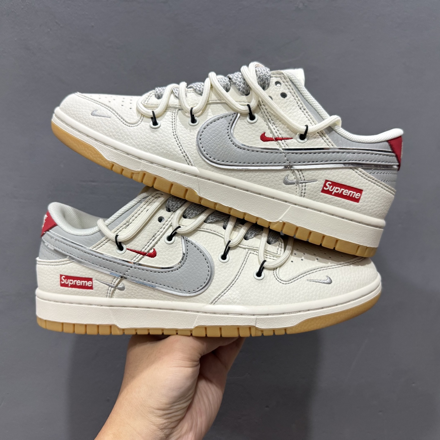300 Supreme x Nike Dunk Low 绑带米白灰勾 FC1688-215