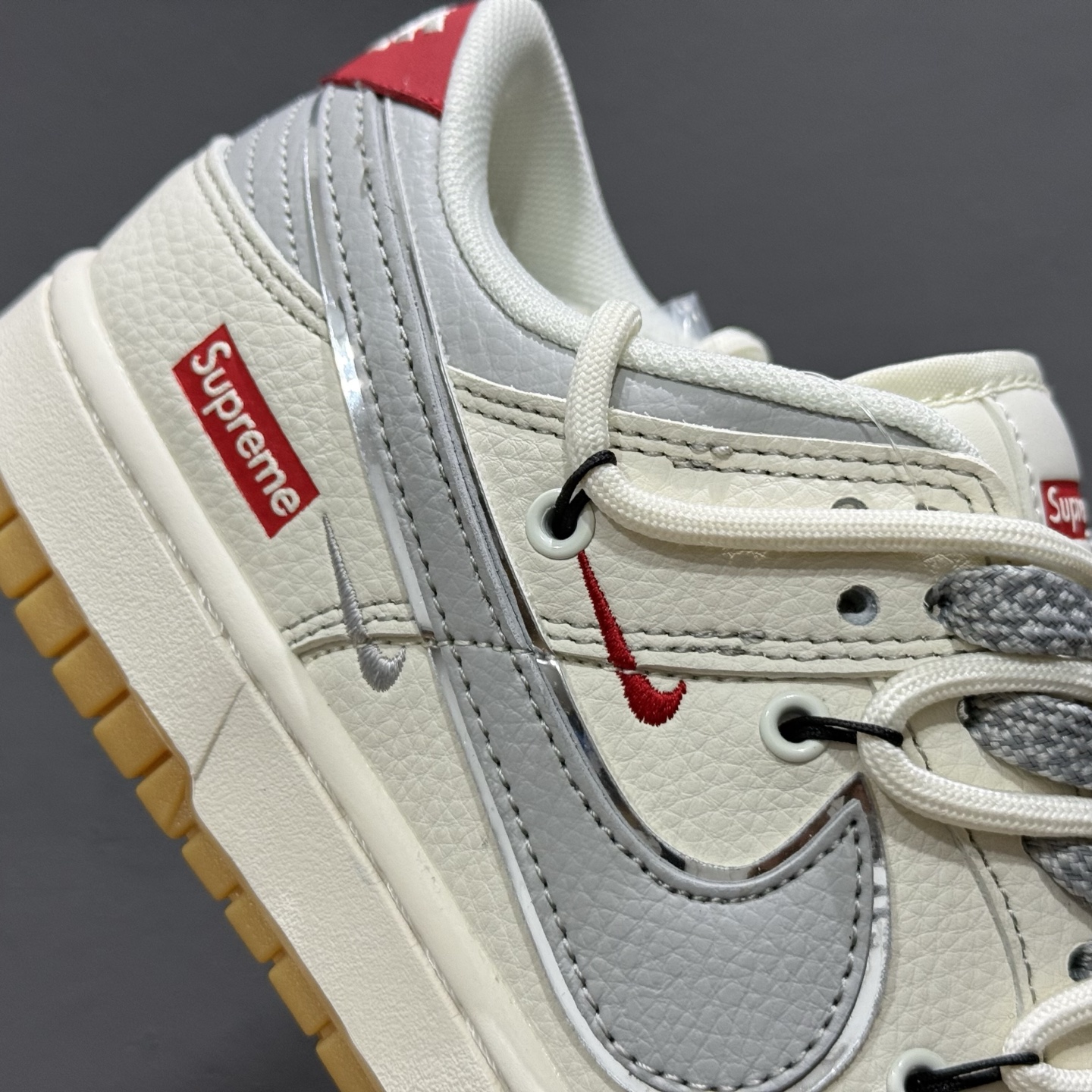 300 Supreme x Nike Dunk Low 绑带米白灰勾 FC1688-215