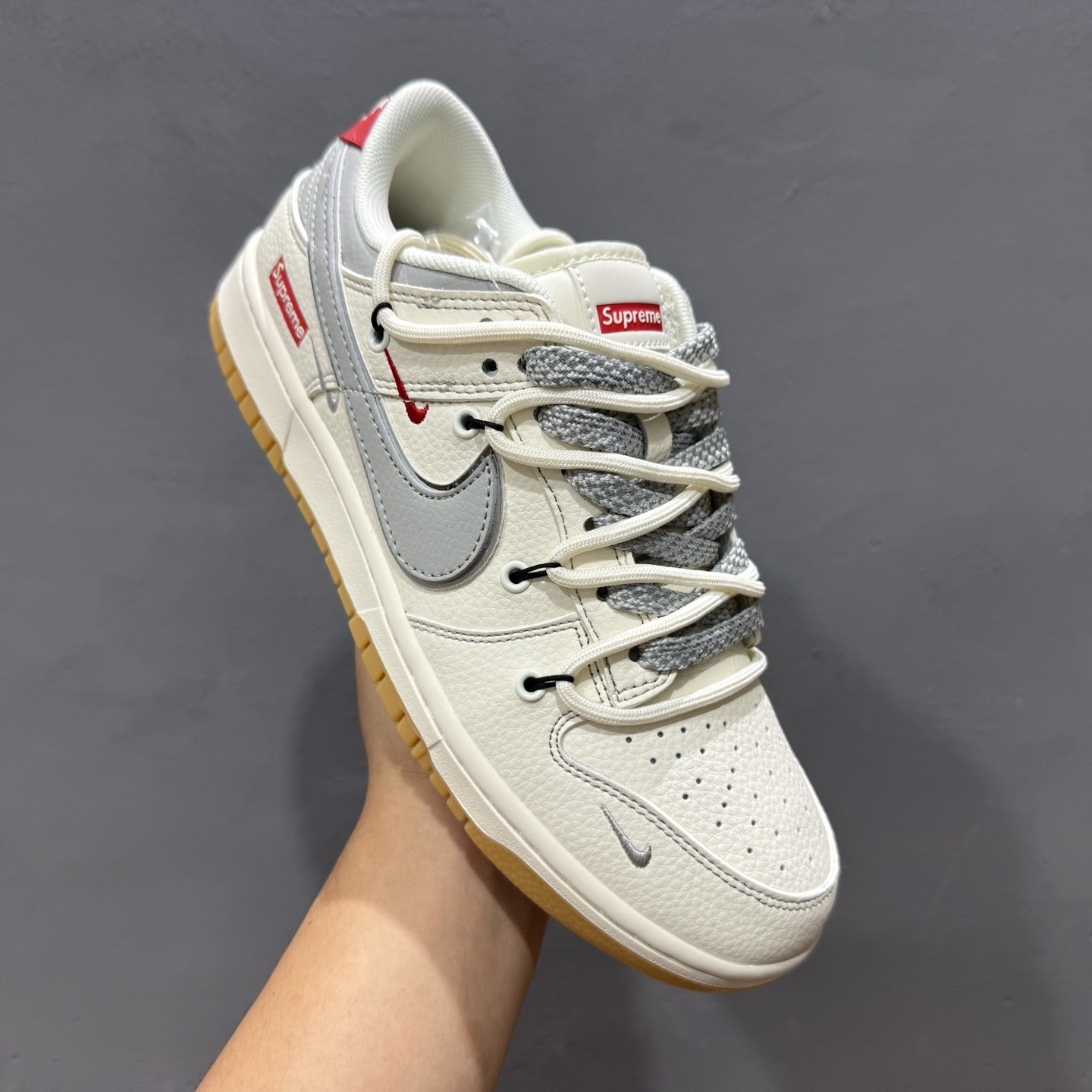 300 Supreme x Nike Dunk Low 绑带米白灰勾 FC1688-215