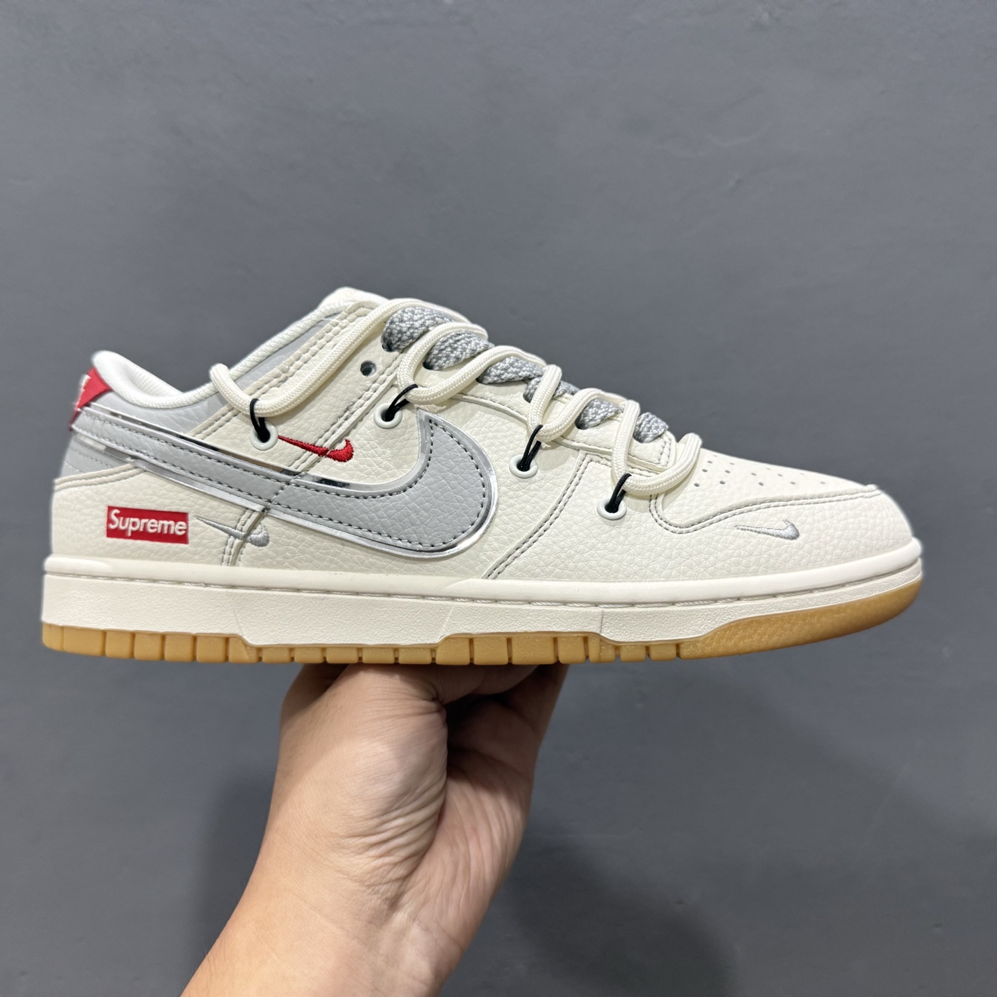 300 Supreme x Nike Dunk Low 绑带米白灰勾 FC1688-215