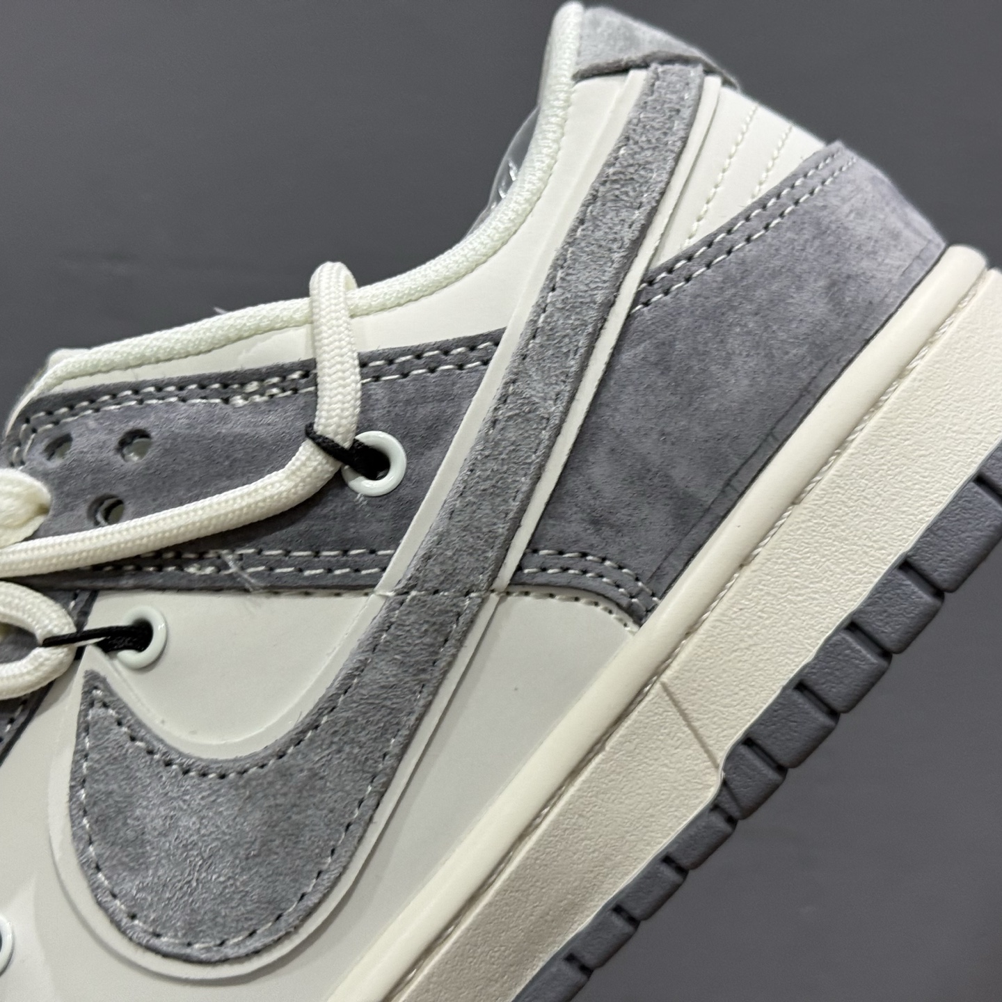 300 独家实拍Nike SB Dunk Low 斯图西联名 绑带猪八灰白灰勾 周年高端定制 低帮休闲板鞋 YX5066-328