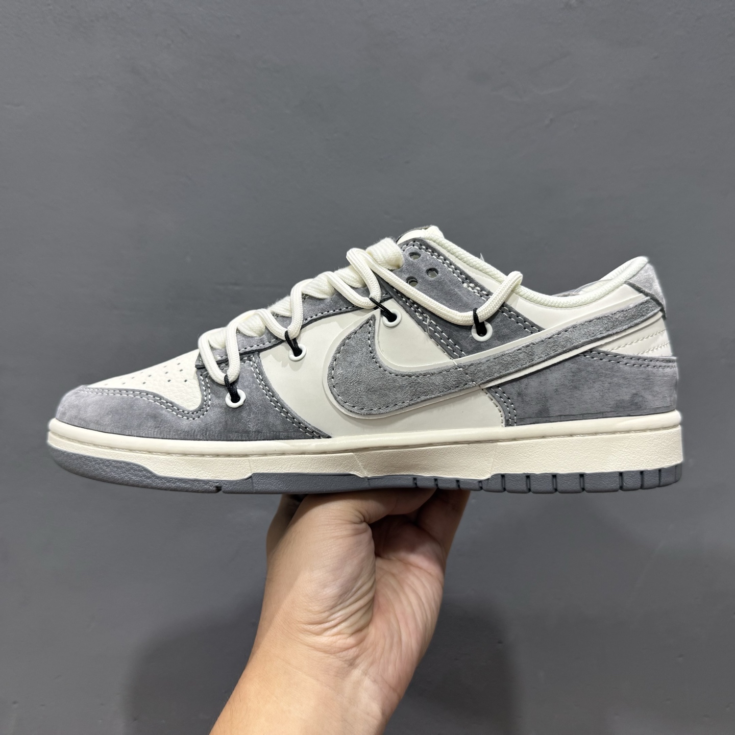 300 独家实拍Nike SB Dunk Low 斯图西联名 绑带猪八灰白灰勾 周年高端定制 低帮休闲板鞋 YX5066-328
