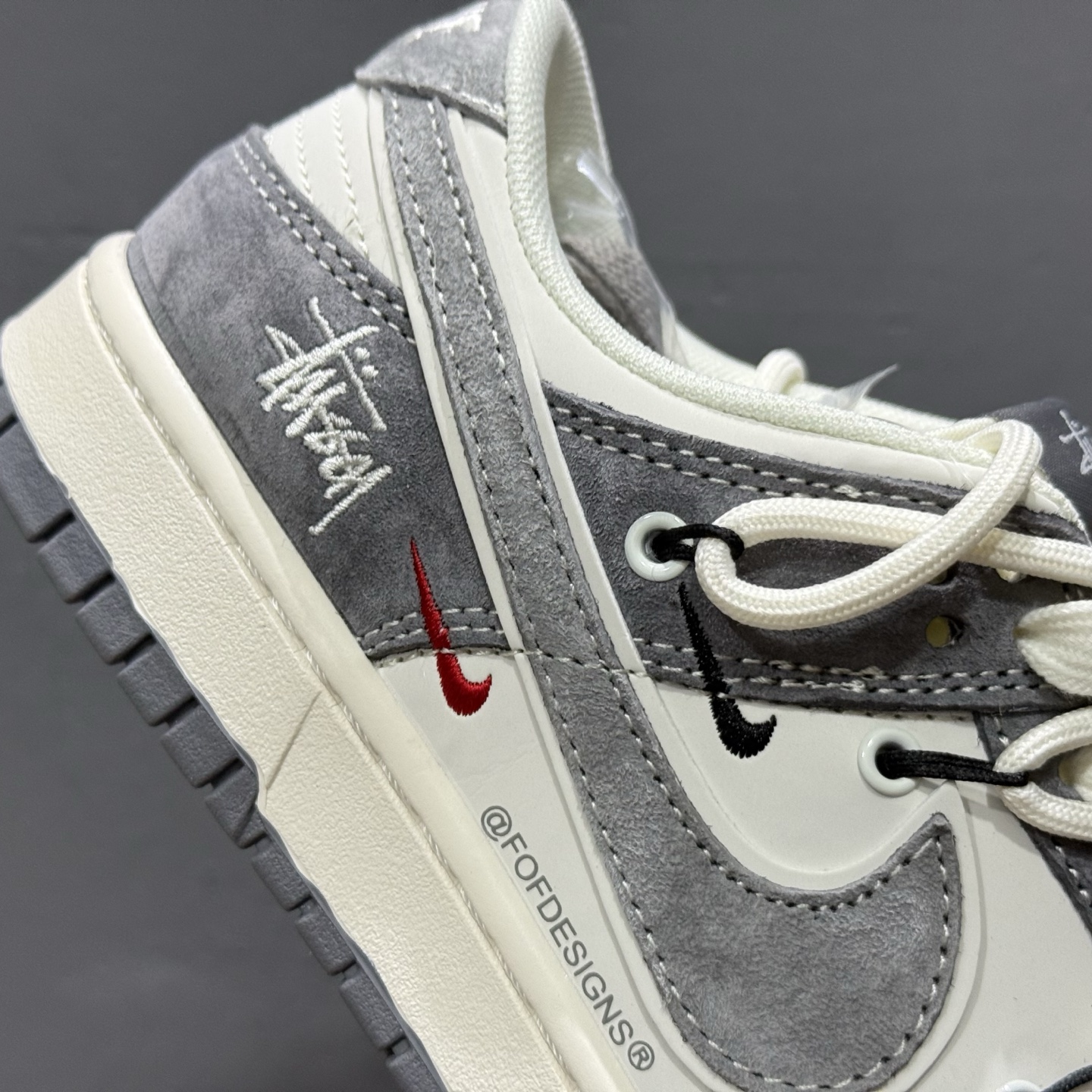 300 独家实拍Nike SB Dunk Low 斯图西联名 绑带猪八灰白灰勾 周年高端定制 低帮休闲板鞋 YX5066-328