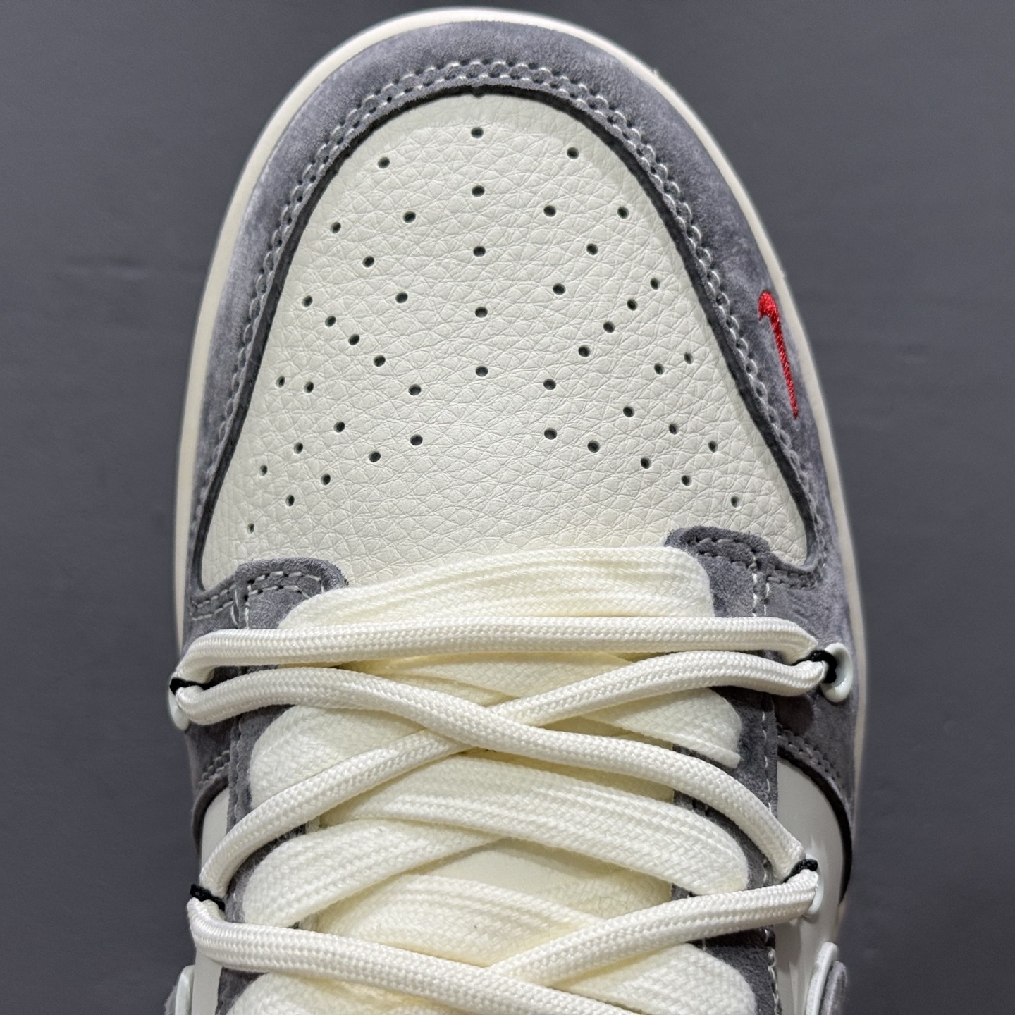 300 独家实拍Nike SB Dunk Low 斯图西联名 绑带猪八灰白灰勾 周年高端定制 低帮休闲板鞋 YX5066-328