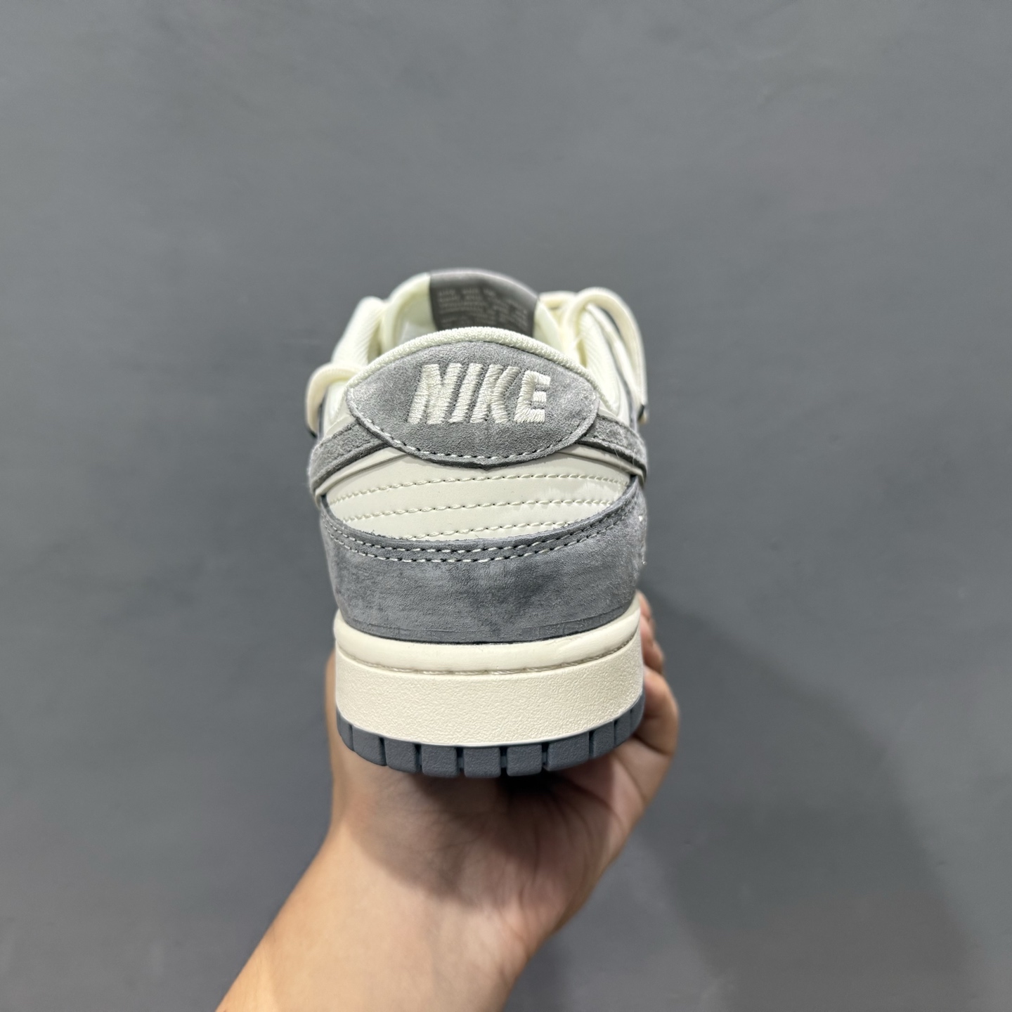 300 独家实拍Nike SB Dunk Low 斯图西联名 绑带猪八灰白灰勾 周年高端定制 低帮休闲板鞋 YX5066-328