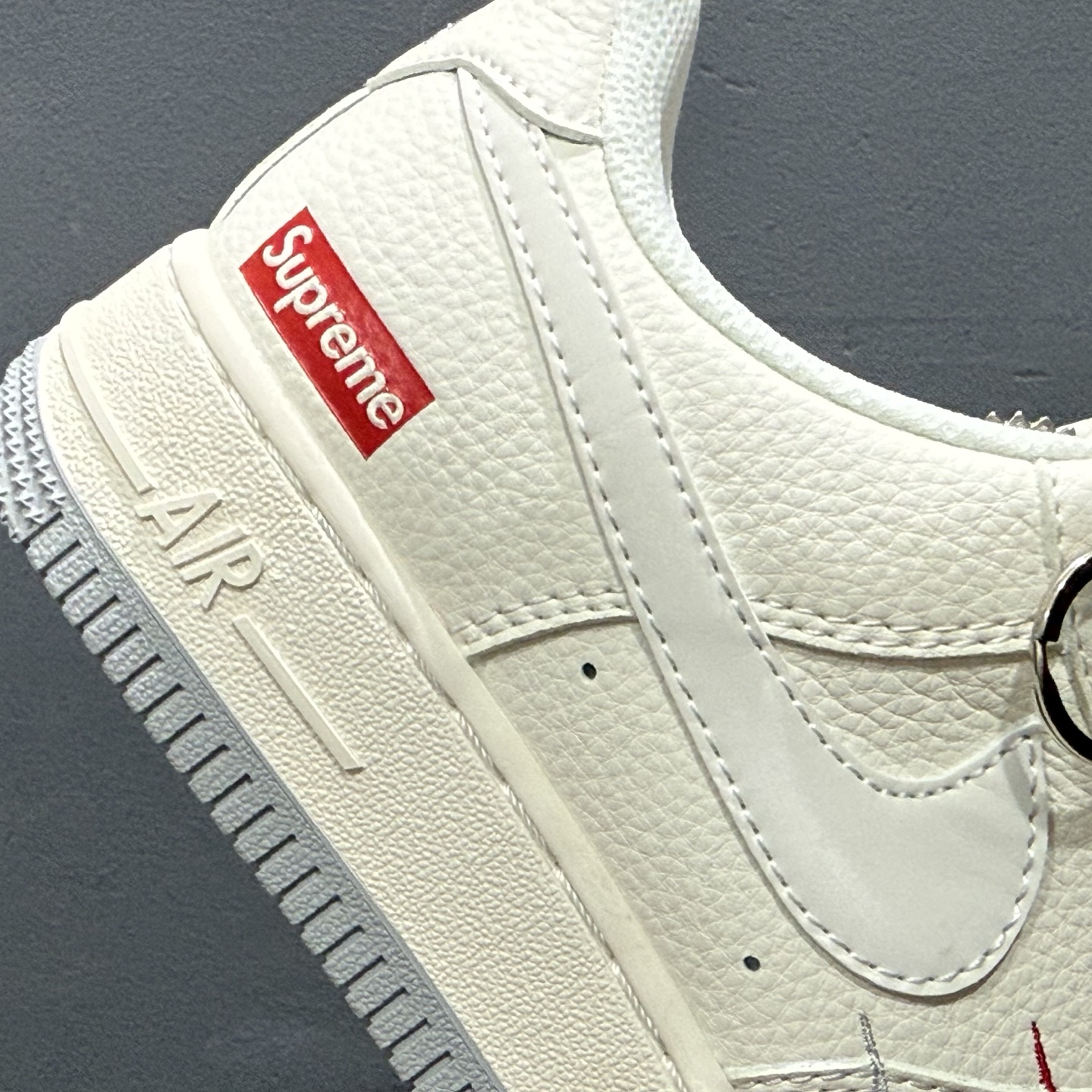 260 独家实拍Nike Air Force 1‘07 Low Supreme联名 双拼红灰 空军一号低帮休闲板鞋 XX3168-157