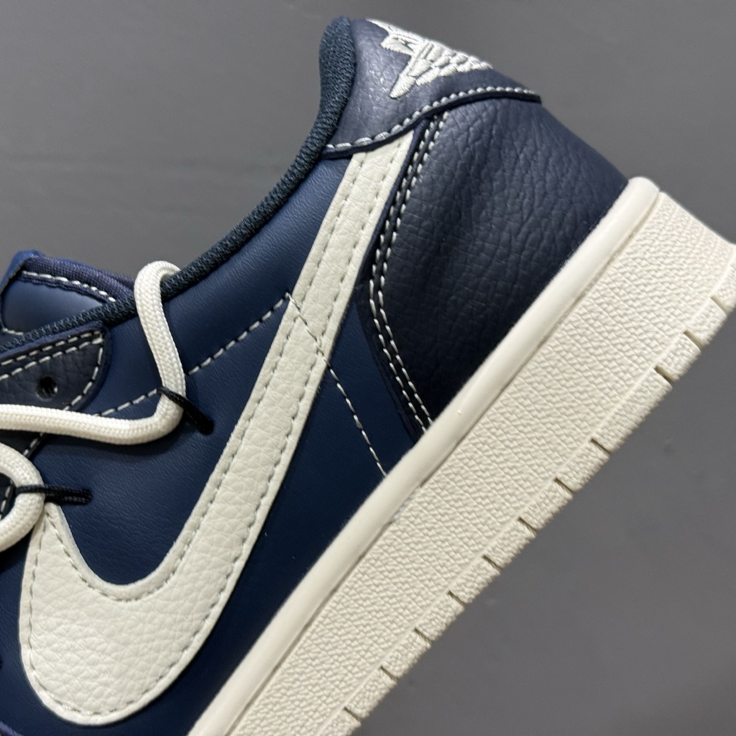 300 Travis Scott x Nike Air Jordan 1 Low x GIVENCHY Air Jordan 1 Low 反转深蓝米白倒钩 DM6868-105